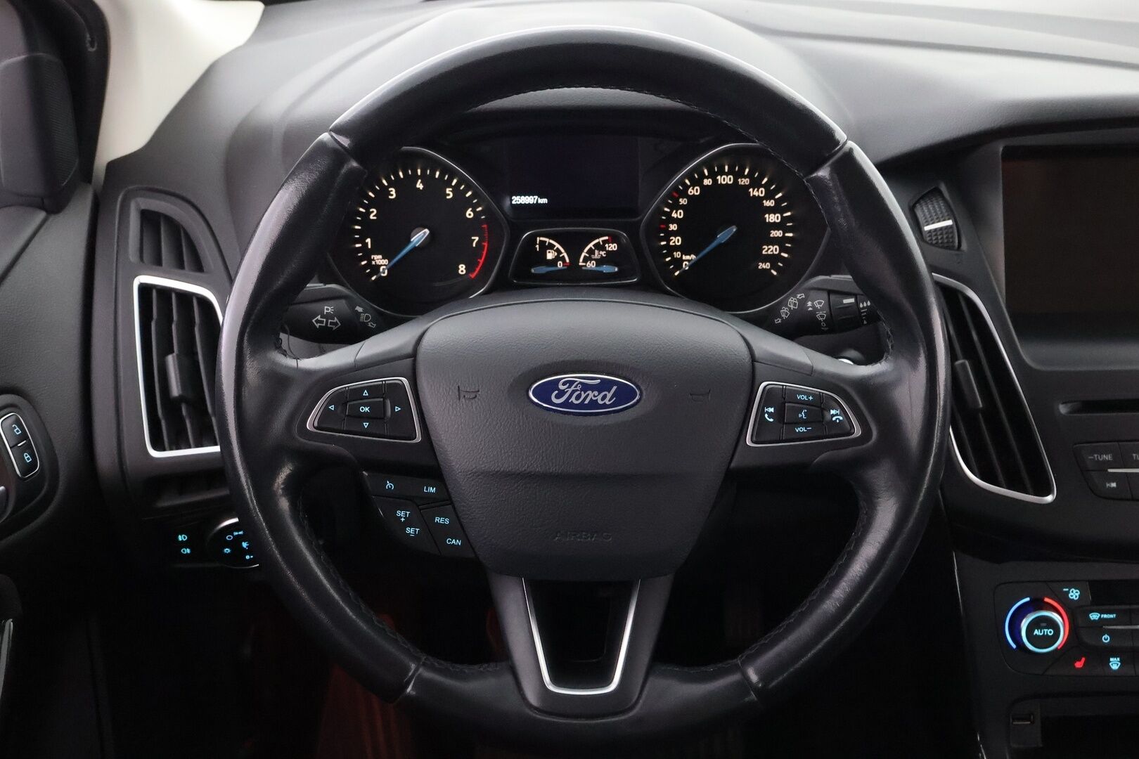 Ford Focus 2016 1,5 EcoBoost 182 hv Start/Stop M6 Titanium 5-ovinen * Vetokoukku / Lohko & Sisäpistoke / Vakkari / Lämpölasi / Vetokoukku! - Suomiauto / Hyvin huollettu / 2x Hyvät renkaat!