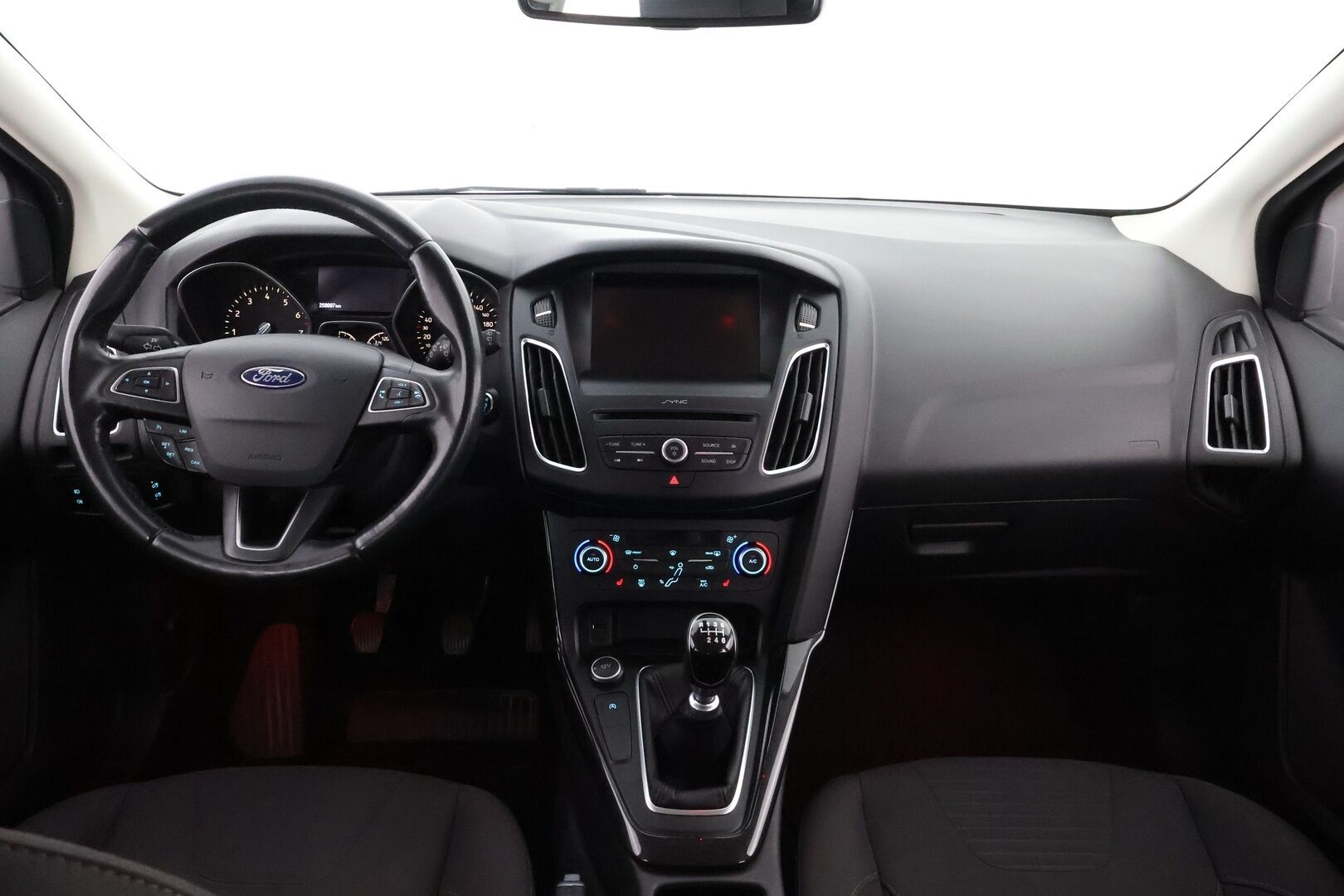 Ford Focus 2016 1,5 EcoBoost 182 hv Start/Stop M6 Titanium 5-ovinen * Vetokoukku / Lohko & Sisäpistoke / Vakkari / Lämpölasi / Vetokoukku! - Suomiauto / Hyvin huollettu / 2x Hyvät renkaat!