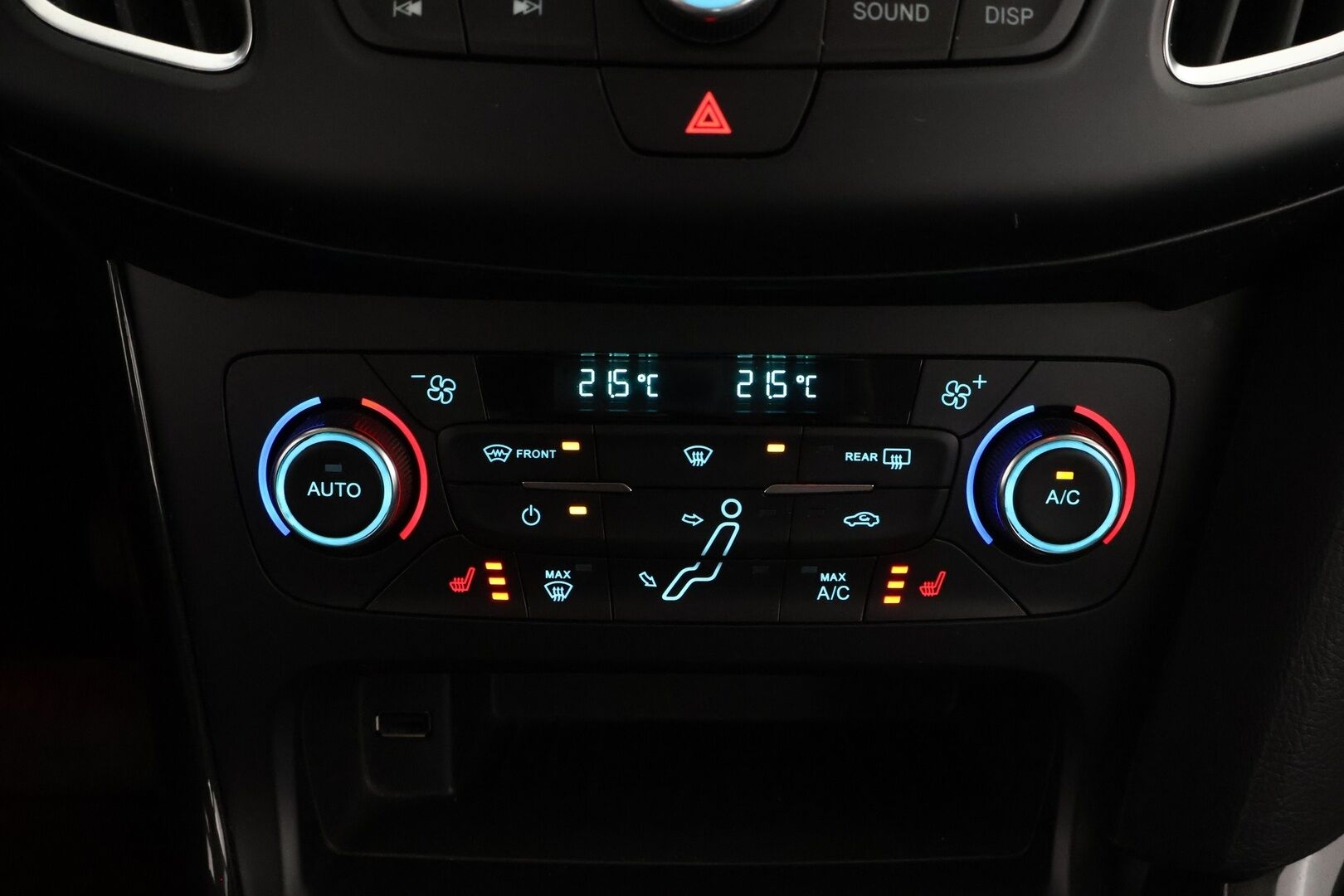 Ford Focus 2016 1,5 EcoBoost 182 hv Start/Stop M6 Titanium 5-ovinen * Vetokoukku / Lohko & Sisäpistoke / Vakkari / Lämpölasi / Vetokoukku! - Suomiauto / Hyvin huollettu / 2x Hyvät renkaat!