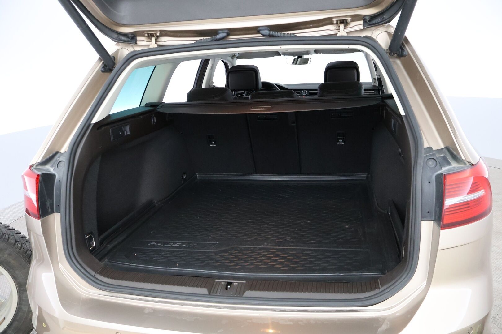 Volkswagen Passat 2017 Variant Highline 1,4 TSI 110 kW (150 hv) ACT DSG-automaatti - Suomiauto / Adapt.Vakkari / Digimittari / Nahka-Alcantara / Panorama / Navi / Vetokoukku / Lämmitettävä tuulilasi / Huippuvarusteet / Jakopää tehty!