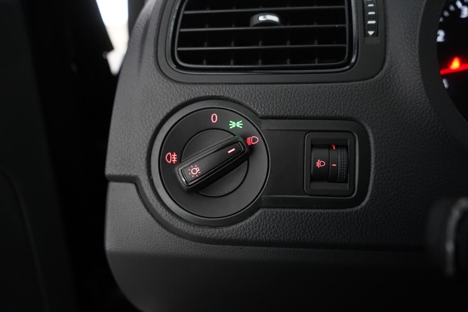 Volkswagen Polo 2016 Trendline 1,0 55 kW (75 hv) - Suomi-Auto / Kahdet renkaat - HULLUT JOULUT KORKOTARJOUS 2,49% 