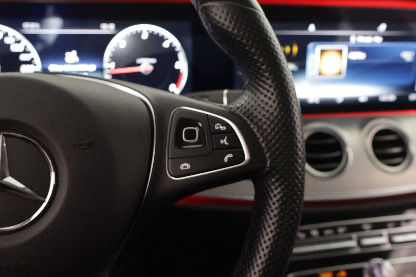 Mercedes-Benz E 2017 220d Premium Business**HUD / Widescreen / Webasto / Koukku / Adapt.Vakkari / Multibeam-LED / P.Kamera / Sporttipenkit** - Navi / Kaistavahti / Apple&Android / Suomi-auto / 2x Renkaat