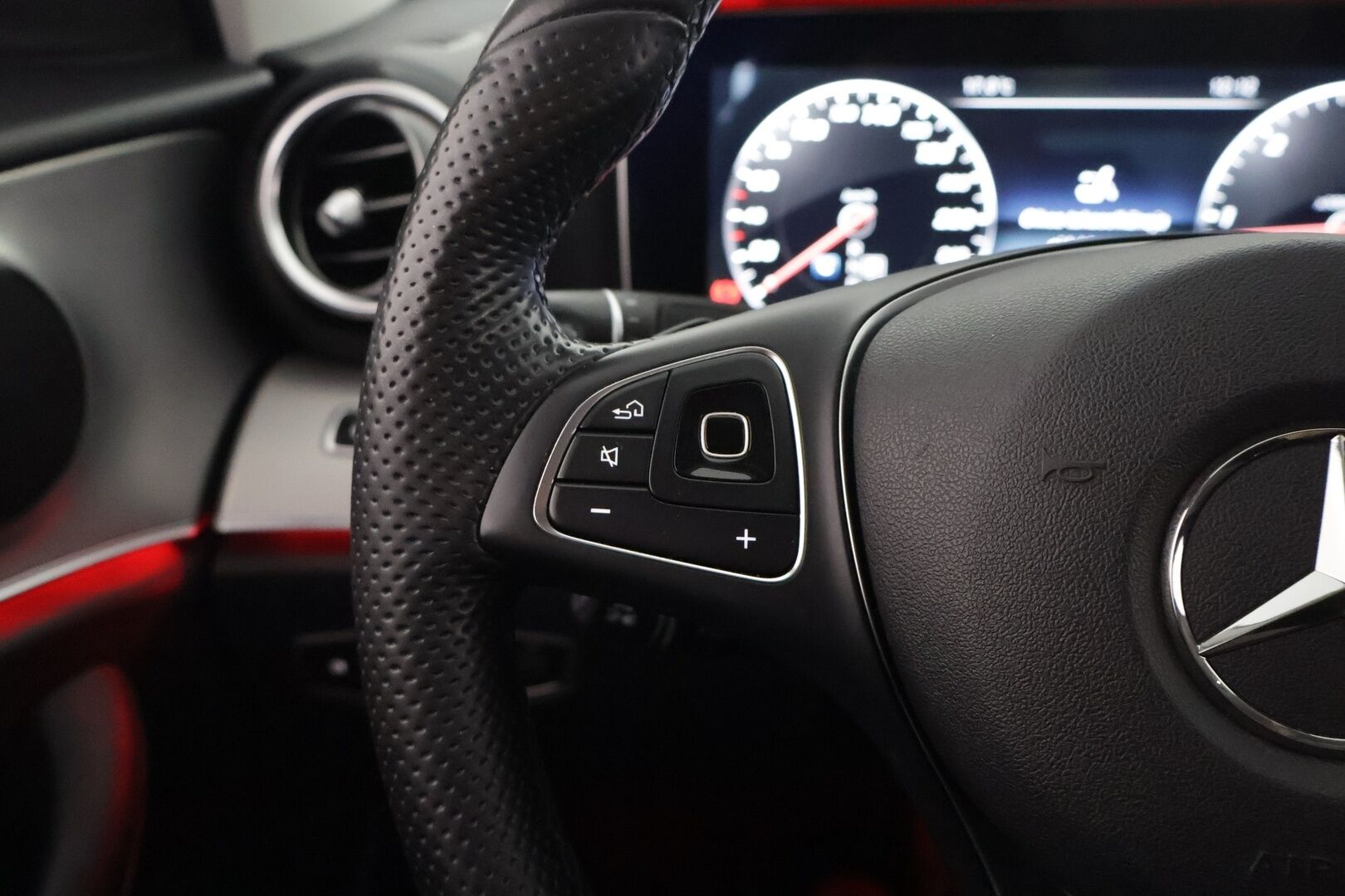 Mercedes-Benz E 2017 220d Premium Business**HUD / Widescreen / Webasto / Koukku / Adapt.Vakkari / Multibeam-LED / P.Kamera / Sporttipenkit** - Navi / Kaistavahti / Apple&Android / Suomi-auto / 2x Renkaat