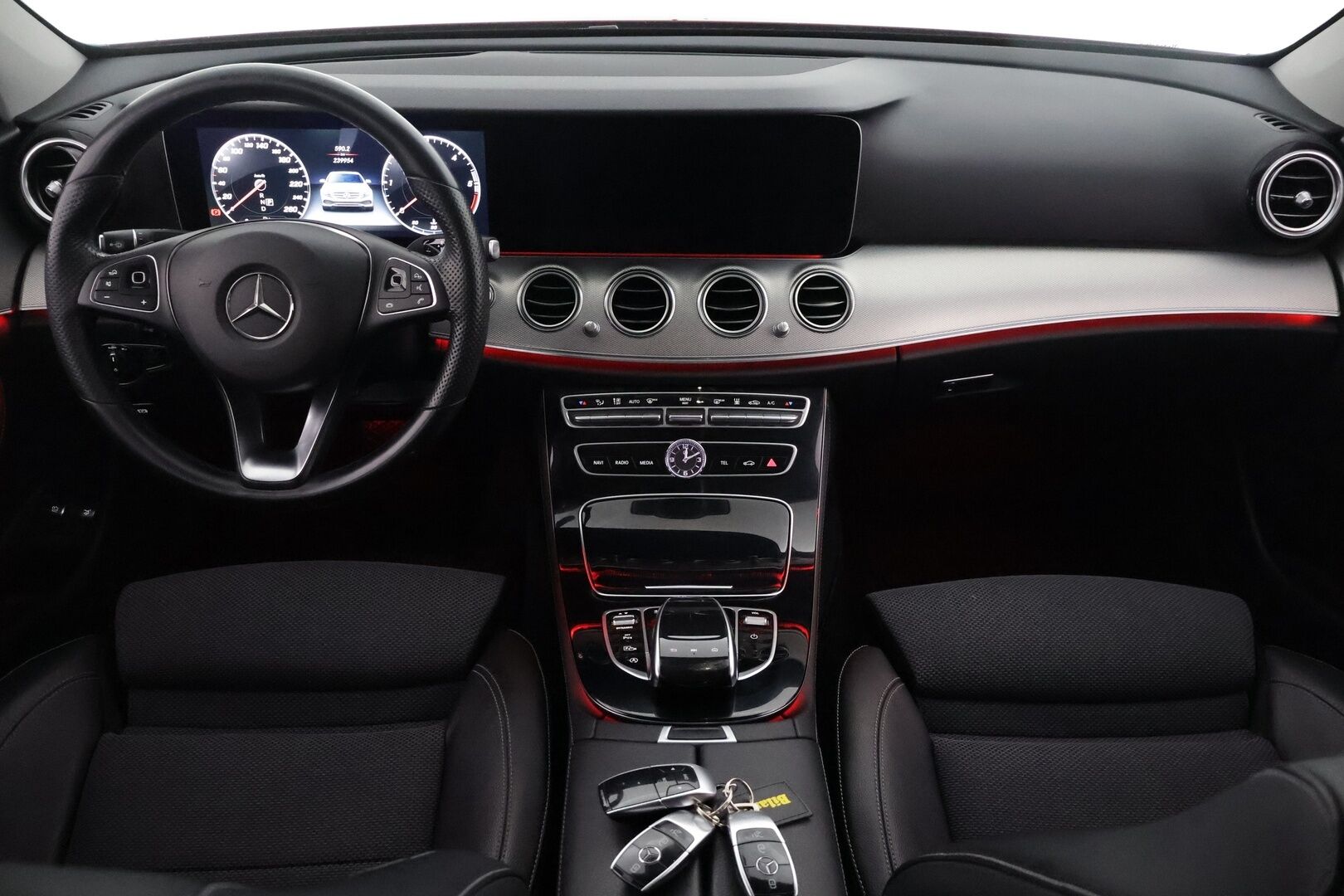 Mercedes-Benz E 2017 220d Premium Business**HUD / Widescreen / Webasto / Koukku / Adapt.Vakkari / Multibeam-LED / P.Kamera / Sporttipenkit** - Navi / Kaistavahti / Apple&Android / Suomi-auto / 2x Renkaat
