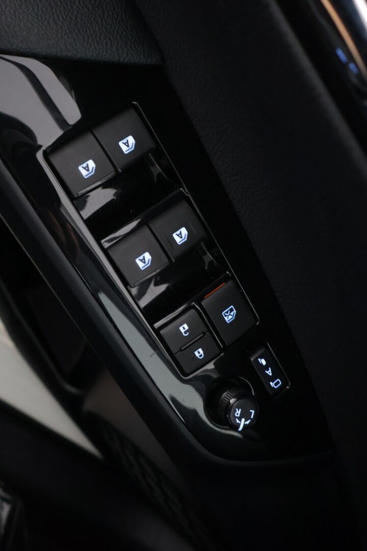 Toyota Prius 2016 Active+ / Suomi-auto / ACC / HUD / Koukku / Navi / P.kamera - Lane Assist / Blis / JBL / Langaton puhelimen lataus*