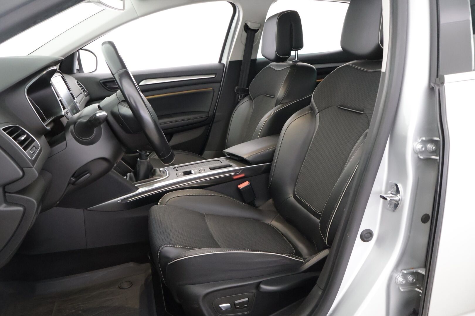 Renault Megane 2016 Hatchback Energy TCe 130 Bose *Vakkari / Led-ajovalot / Koukku / Navi / P-kamera / BLIS / BOSE / Kaistavahti* - Huippuvarusteilla oleva Megane! / Juuri katsastettu & huollettu!