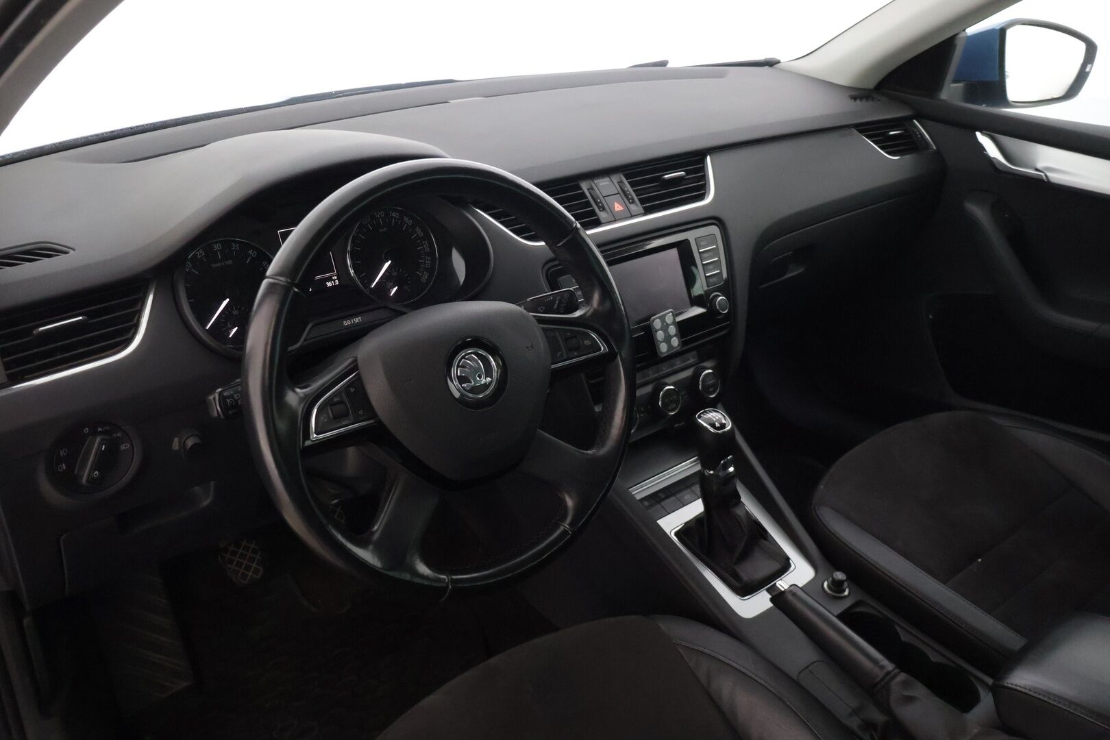 Skoda Octavia 2013 Combi 2,0 TDI 150 4x4 Elegance - | Myydään Huutokaupat.com | Viim. Huolto 9/2026 290tkm! | Webasto | Koukku | Nahka-alcantara | Keyless | P. Tutkat | Navi | 2x Renkaat Aluminiivanteilla |