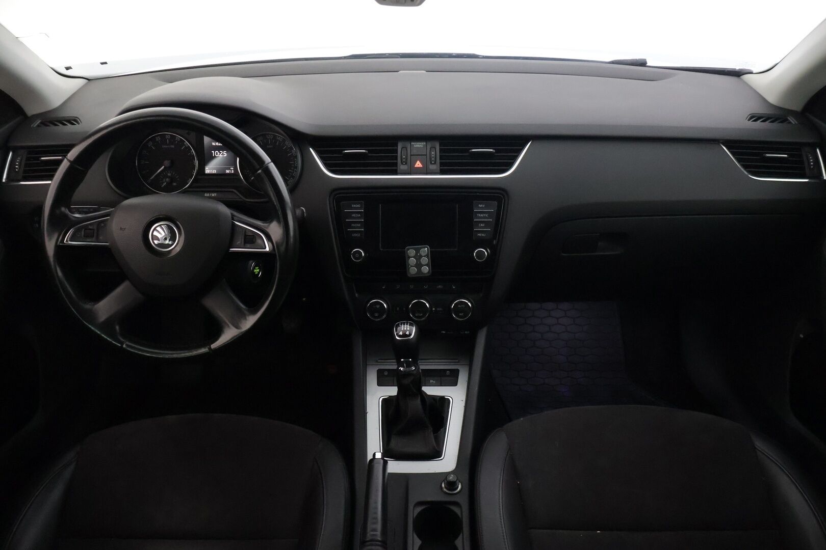 Skoda Octavia 2013 Combi 2,0 TDI 150 4x4 Elegance - | Myydään Huutokaupat.com | Viim. Huolto 9/2026 290tkm! | Webasto | Koukku | Nahka-alcantara | Keyless | P. Tutkat | Navi | 2x Renkaat Aluminiivanteilla |