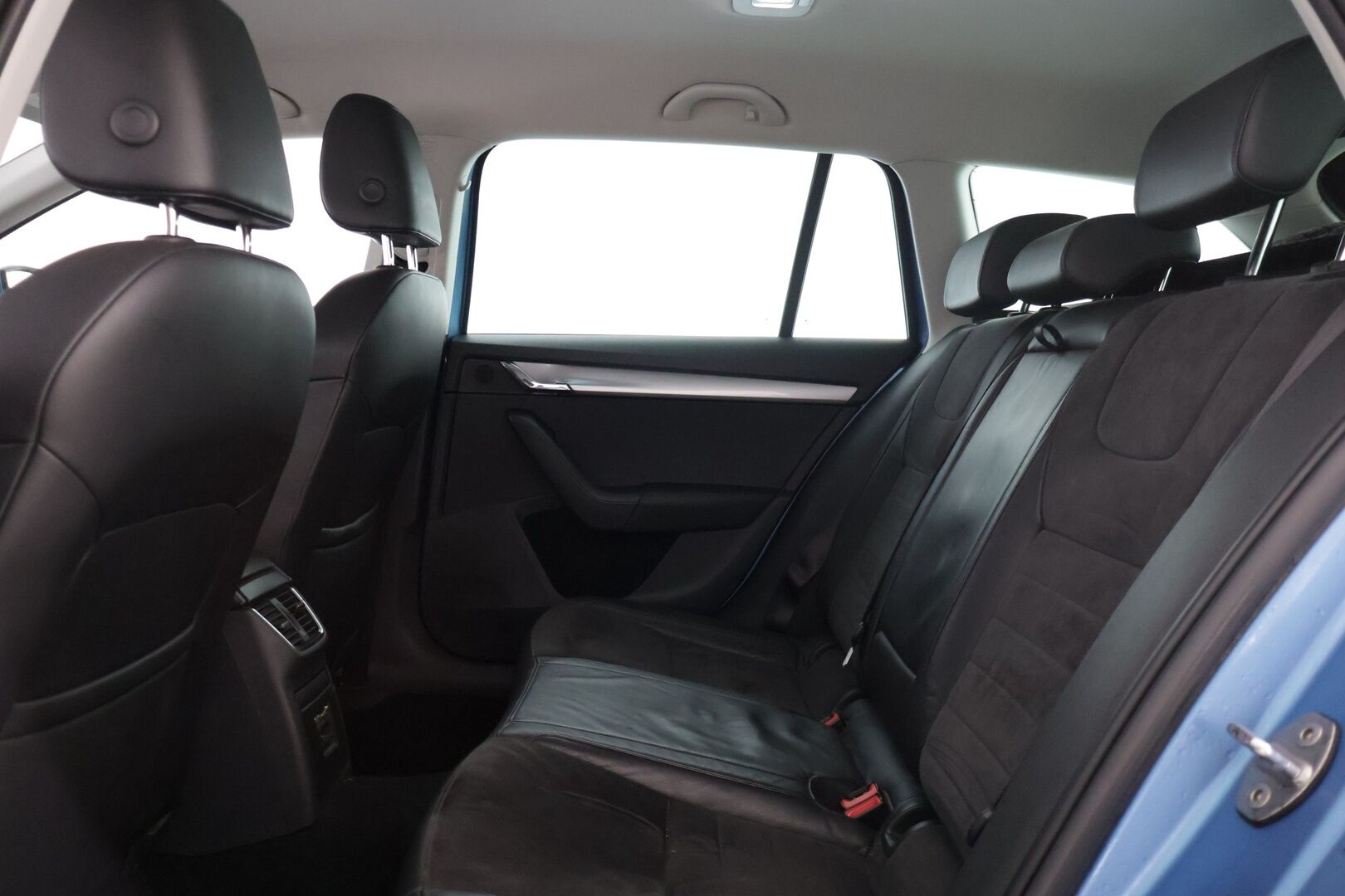 Skoda Octavia 2013 Combi 2,0 TDI 150 4x4 Elegance - | Myydään Huutokaupat.com | Viim. Huolto 9/2026 290tkm! | Webasto | Koukku | Nahka-alcantara | Keyless | P. Tutkat | Navi | 2x Renkaat Aluminiivanteilla |