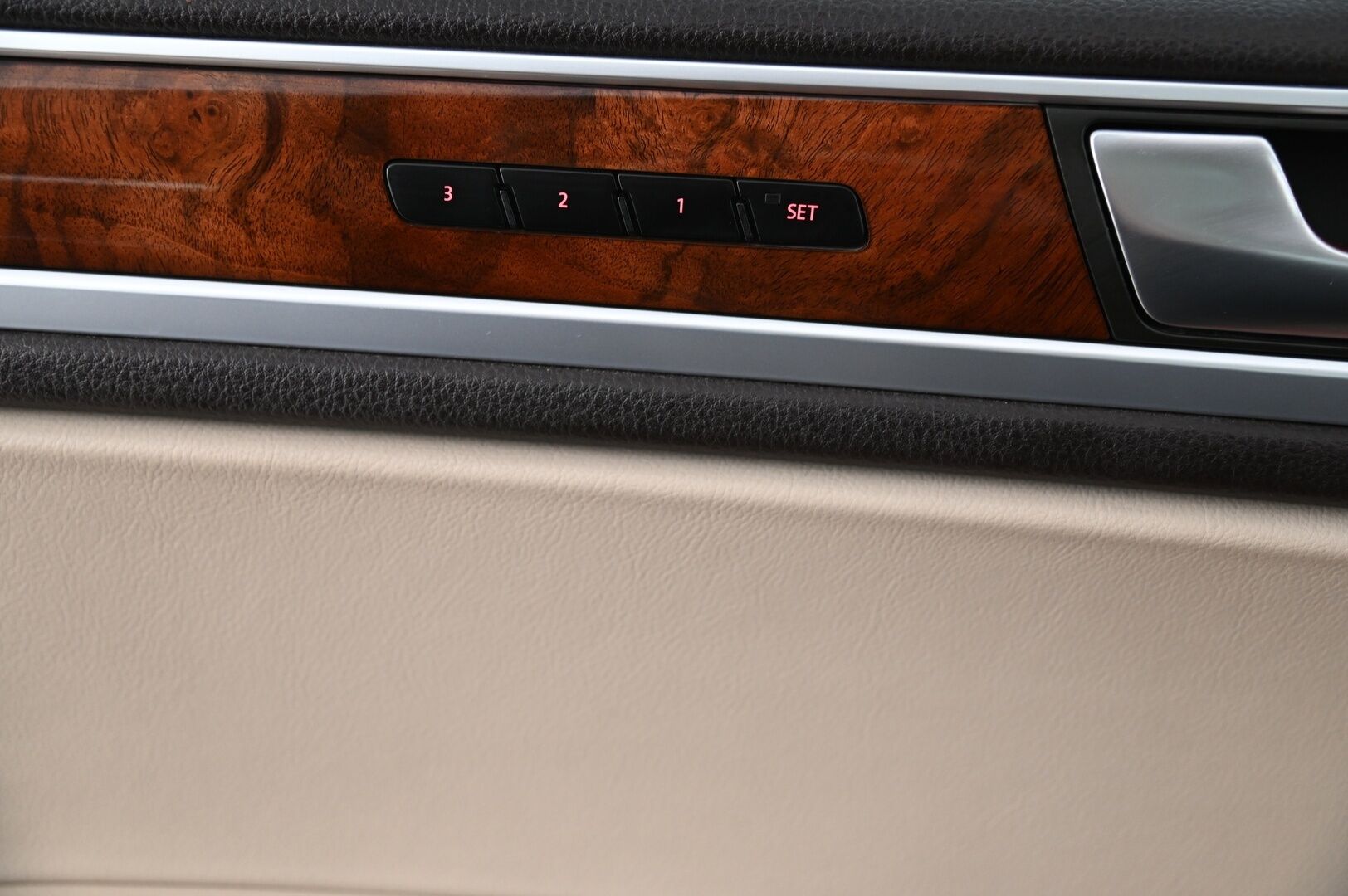 Volkswagen Touareg 2013 3,0 V6 TDI 180 kW (245 hv) 4MOTION BlueMotion Technology Tiptronic-automaatti *Dynaudio / Panorama / Nahkasisusta / Kuskinpenkki muistilla / Navi* - *Huippuvarusteet / Puhdas Carvertical / Näyttävät vanteet*