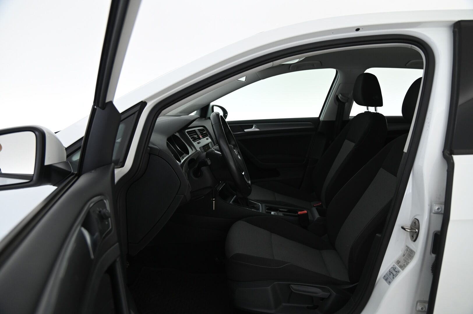 Volkswagen Golf 2017 Luxline 1,2 TSI 63 kW (85 hv) *Suomi-Auto / Lohkolämmitin / Vakkari / Ilmastointi / Bluetooth* - Särmällä huoltohistorialla! / Continental nastarenkaat / Hyvä kuntoinen sisältä ja päältä