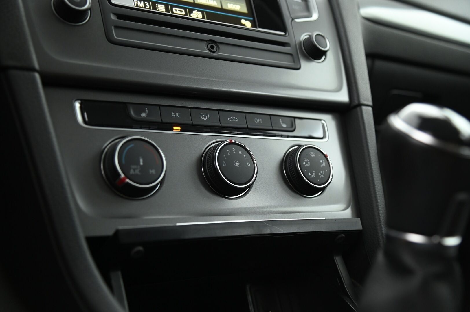 Volkswagen Golf 2017 Luxline 1,2 TSI 63 kW (85 hv) *Suomi-Auto / Lohkolämmitin / Vakkari / Ilmastointi / Bluetooth* - Särmällä huoltohistorialla! / Continental nastarenkaat / Hyvä kuntoinen sisältä ja päältä