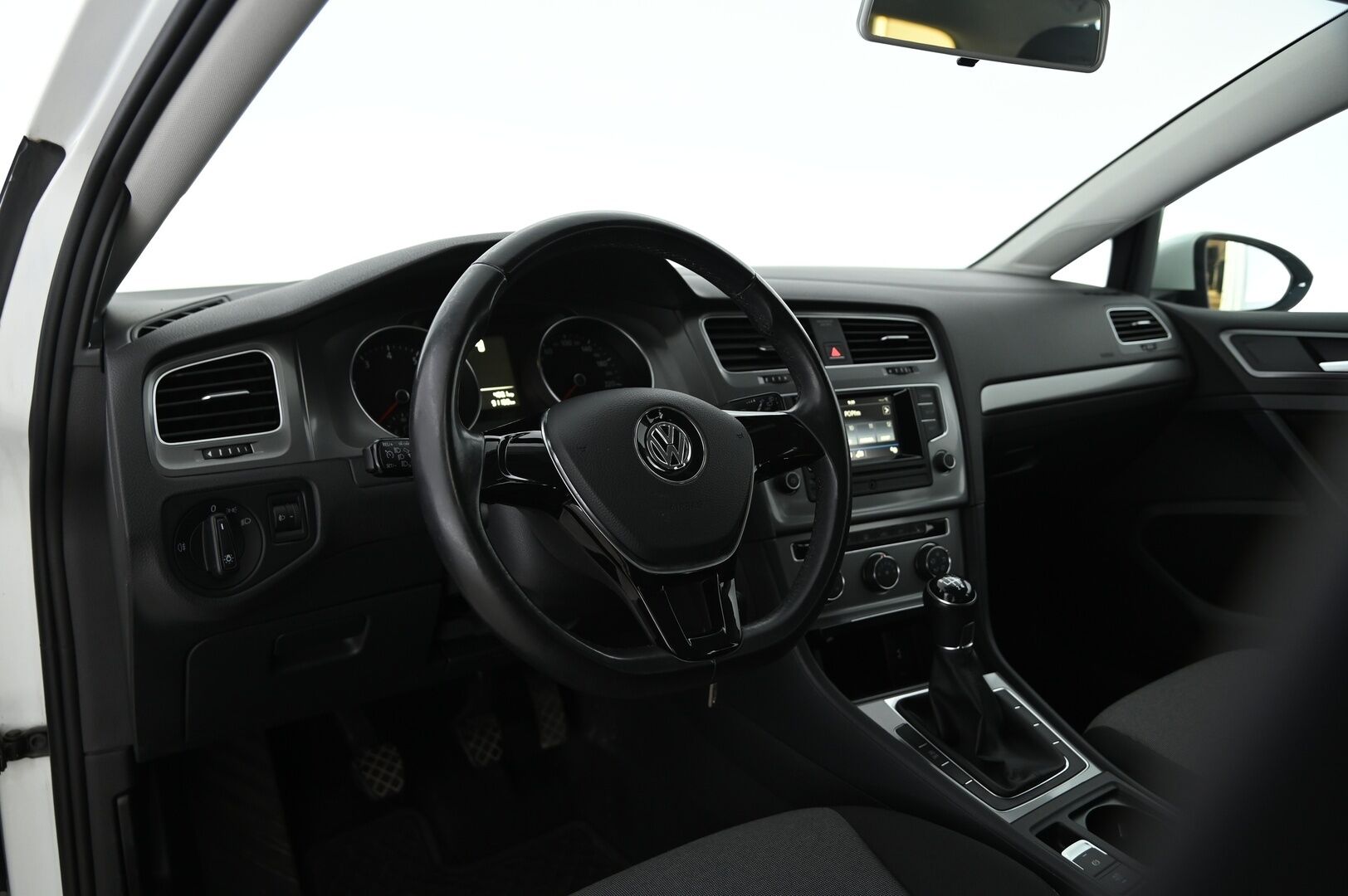 Volkswagen Golf 2017 Luxline 1,2 TSI 63 kW (85 hv) *Suomi-Auto / Lohkolämmitin / Vakkari / Ilmastointi / Bluetooth* - Särmällä huoltohistorialla! / Continental nastarenkaat / Hyvä kuntoinen sisältä ja päältä