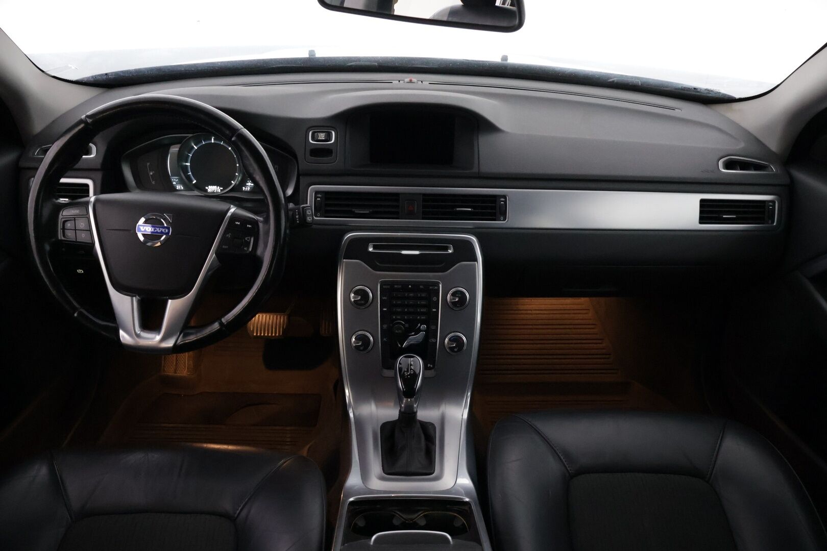 Volvo V70 2015 D4 AWD Business aut. *Webasto / Puoli-nahka / Vetokoukku / Xenon / Vakkari*