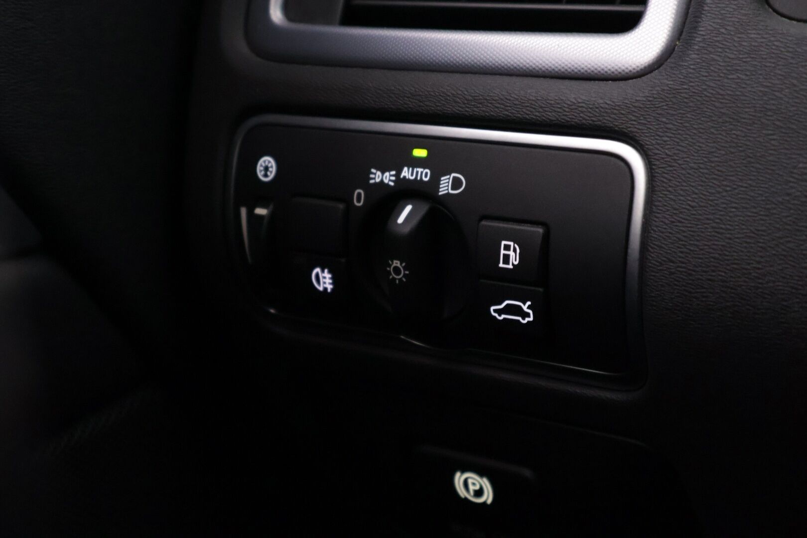 Volvo V70 2015 D4 AWD Business aut. *Webasto / Puoli-nahka / Vetokoukku / Xenon / Vakkari*