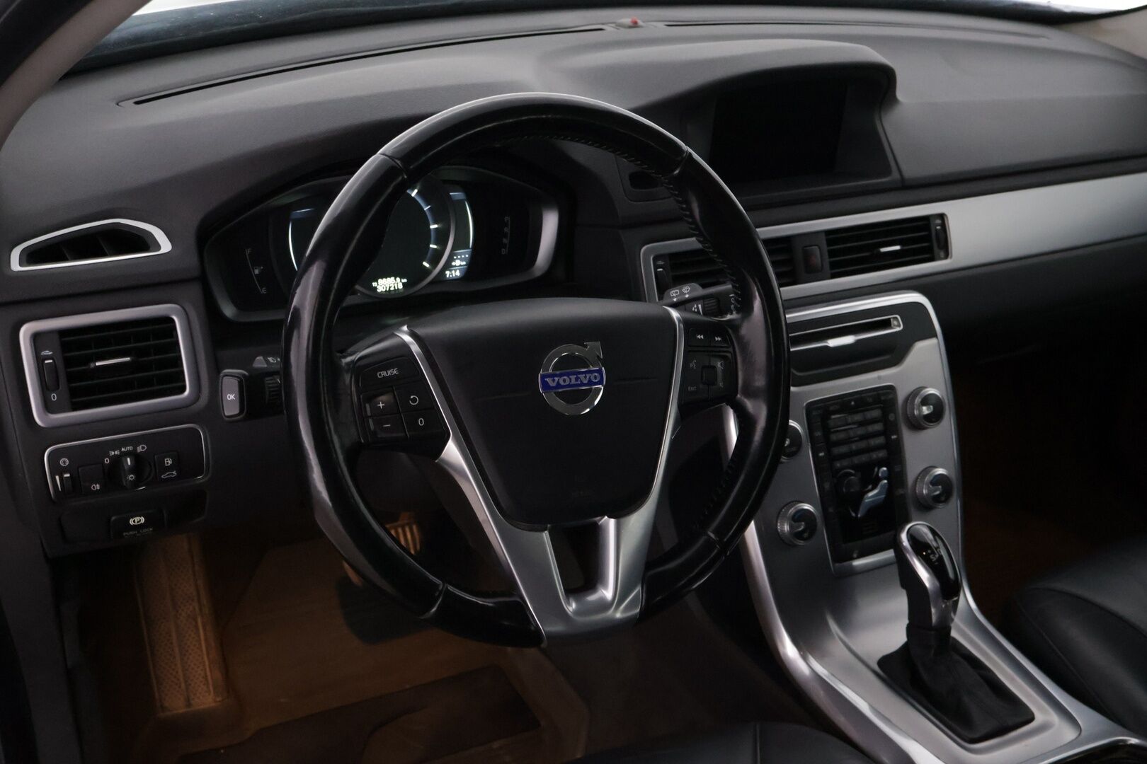 Volvo V70 2015 D4 AWD Business aut. *Webasto / Puoli-nahka / Vetokoukku / Xenon / Vakkari*