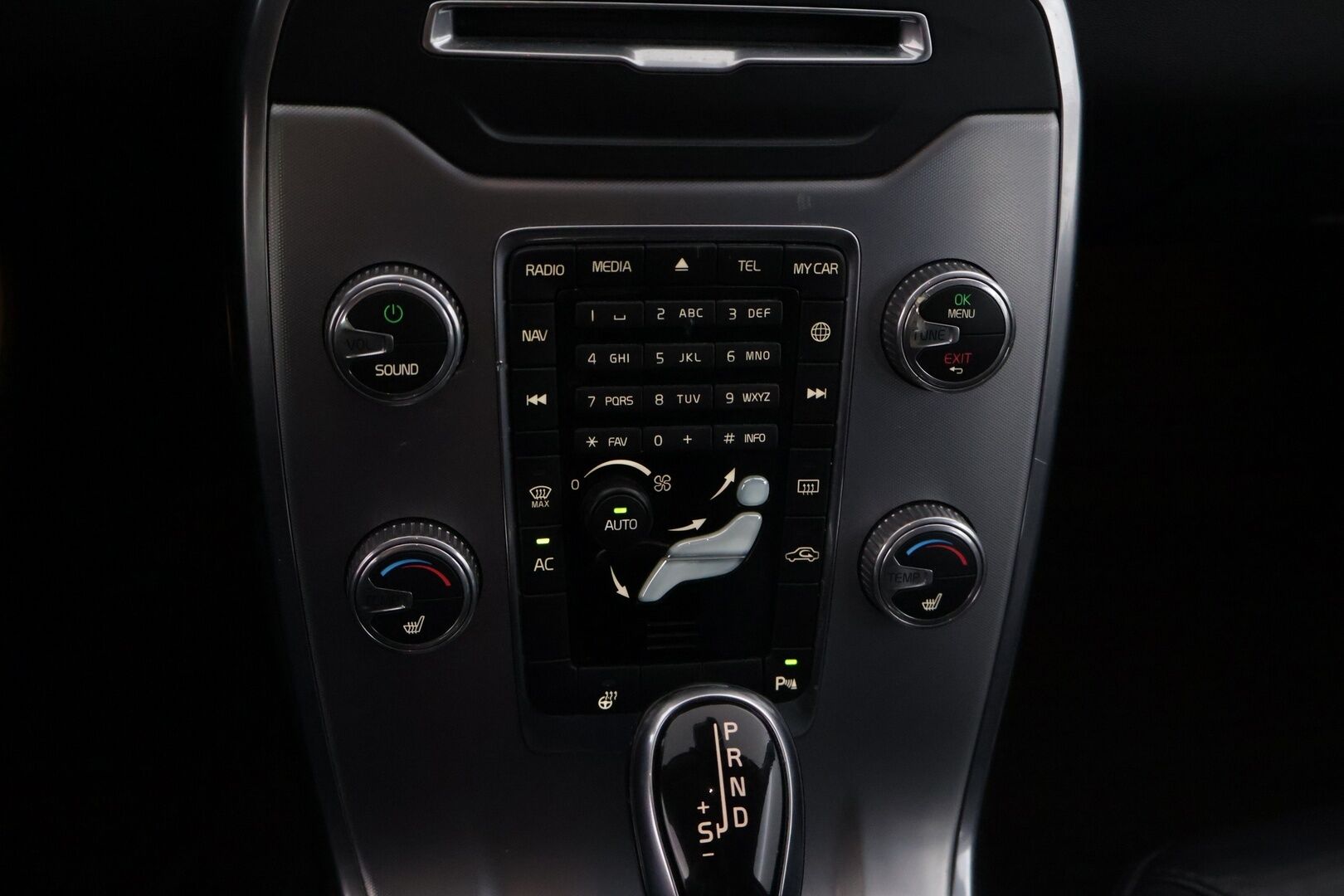 Volvo V70 2015 D4 AWD Business aut. *Webasto / Puoli-nahka / Vetokoukku / Xenon / Vakkari*