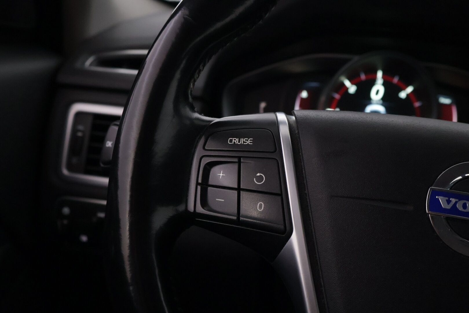 Volvo V70 2015 D4 AWD Business aut. *Webasto / Puoli-nahka / Vetokoukku / Xenon / Vakkari*