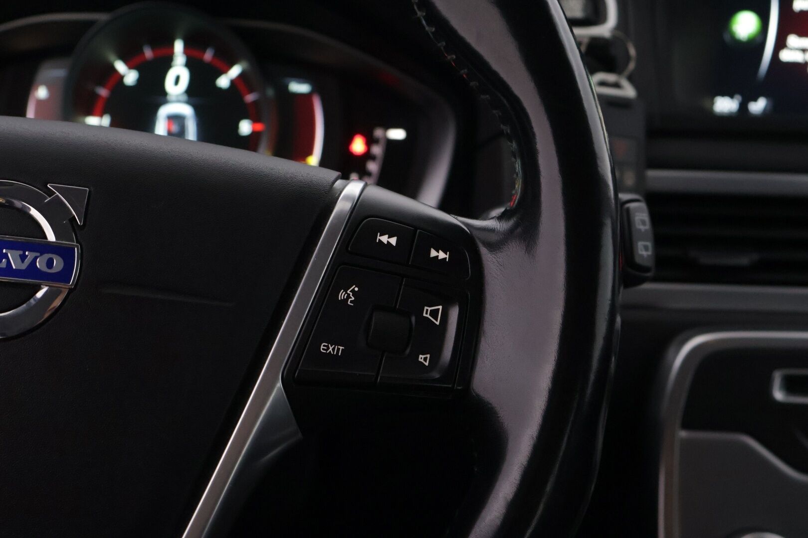 Volvo V70 2015 D4 AWD Business aut. *Webasto / Puoli-nahka / Vetokoukku / Xenon / Vakkari*