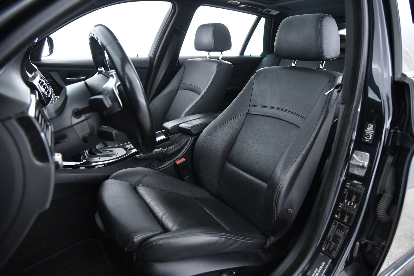 BMW 330 2009 330d A E91 Touring / YritysOutlet - Myydään vain yrityksille - Adapt.vakkari / Panorama / Adapt.valot / Webasto / Hifi / Prof.navi 