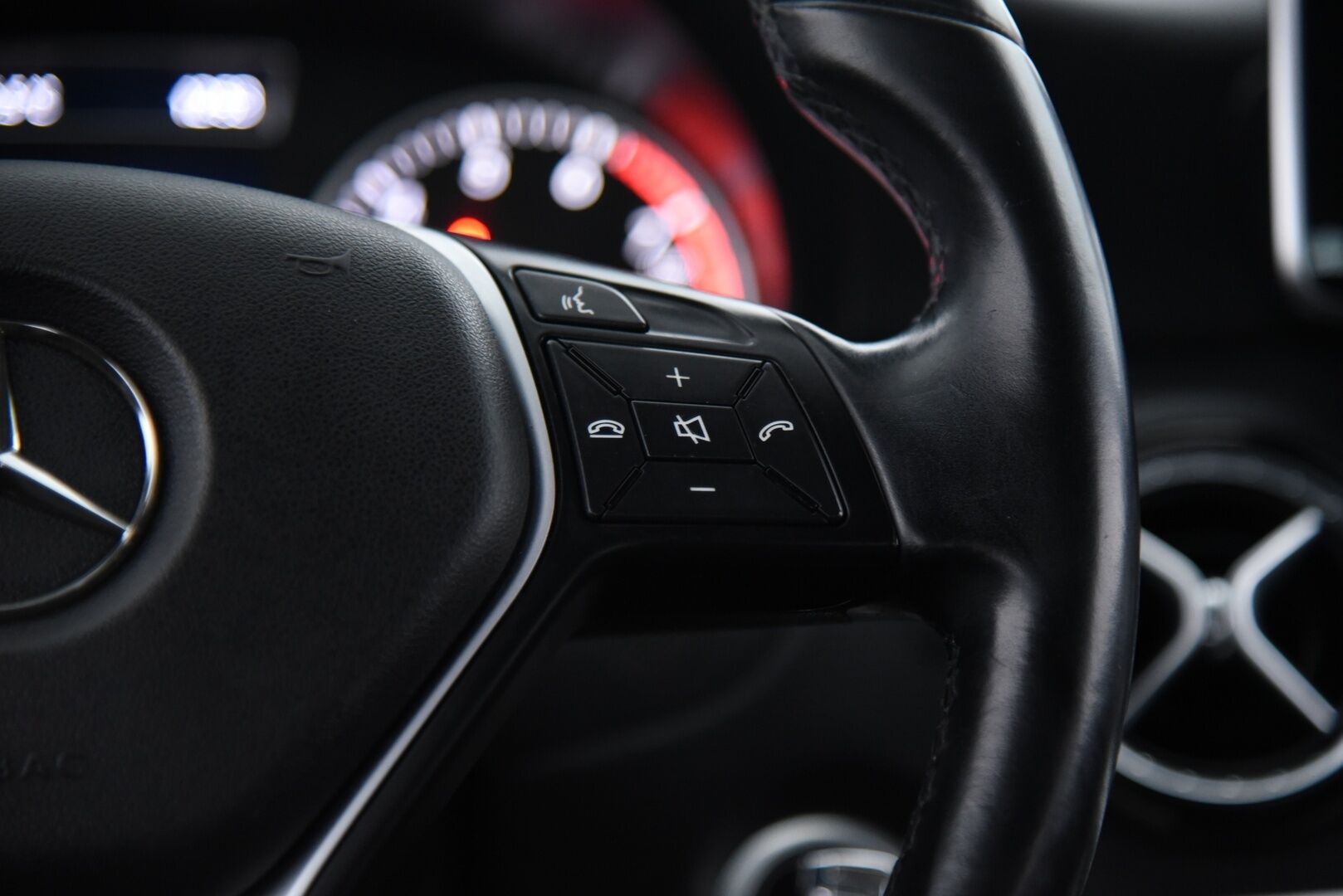 Mercedes-Benz A 2013 180 BE / Metalliväri / Puolinahkasisusta / Bluetooth / Lohkolämmitin