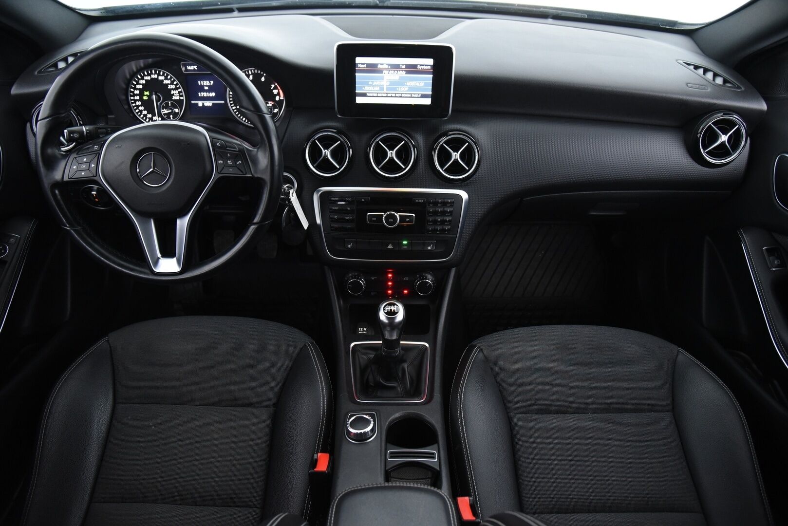 Mercedes-Benz A 2013 180 BE / Metalliväri / Puolinahkasisusta / Bluetooth / Lohkolämmitin
