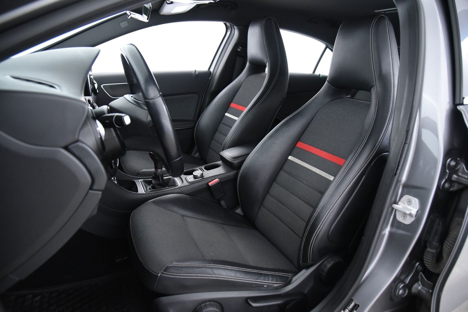 Mercedes-Benz A 2013 180 BE / Metalliväri / Puolinahkasisusta / Bluetooth / Lohkolämmitin