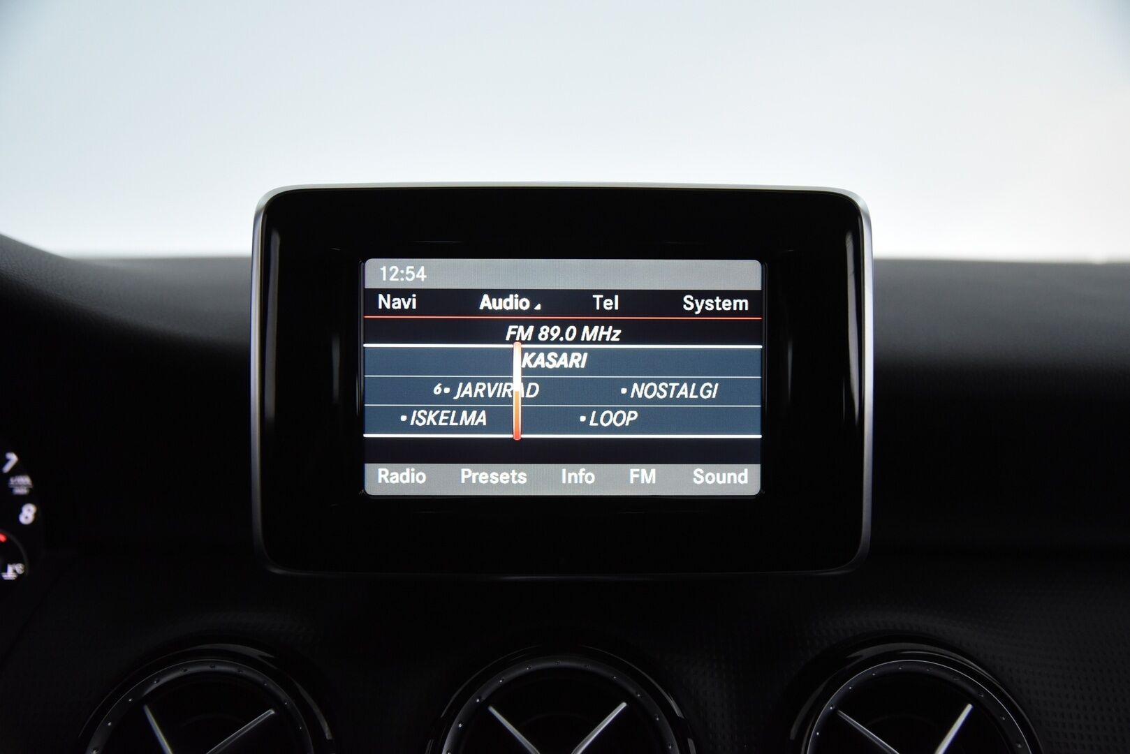 Mercedes-Benz A 2013 180 BE / Metalliväri / Puolinahkasisusta / Bluetooth / Lohkolämmitin