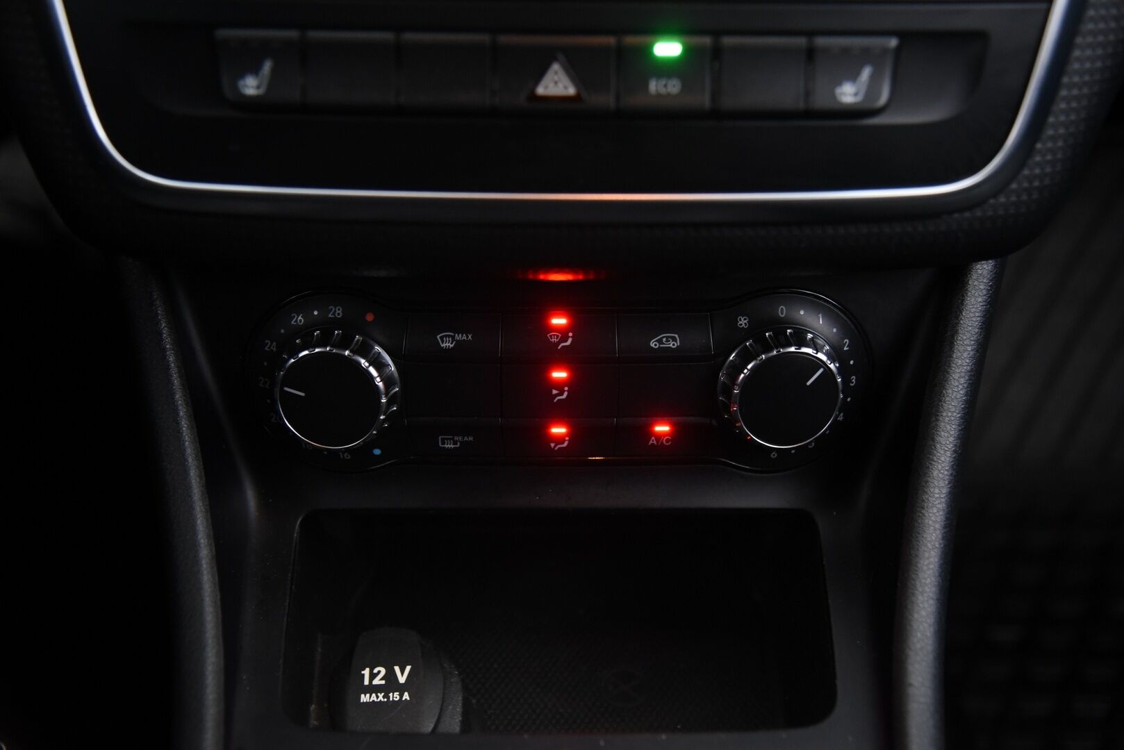 Mercedes-Benz A 2013 180 BE / Metalliväri / Puolinahkasisusta / Bluetooth / Lohkolämmitin