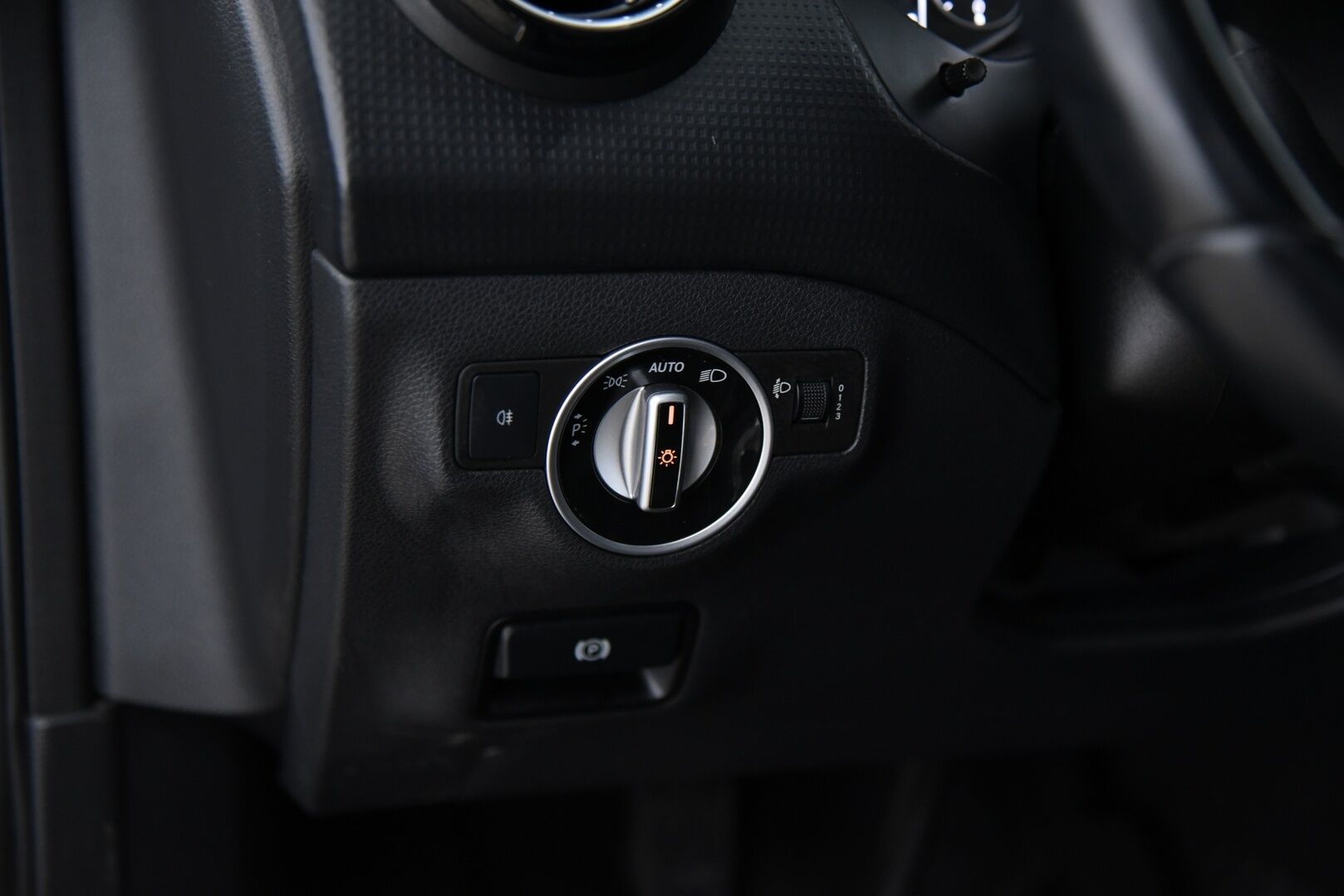 Mercedes-Benz A 2013 180 BE / Metalliväri / Puolinahkasisusta / Bluetooth / Lohkolämmitin