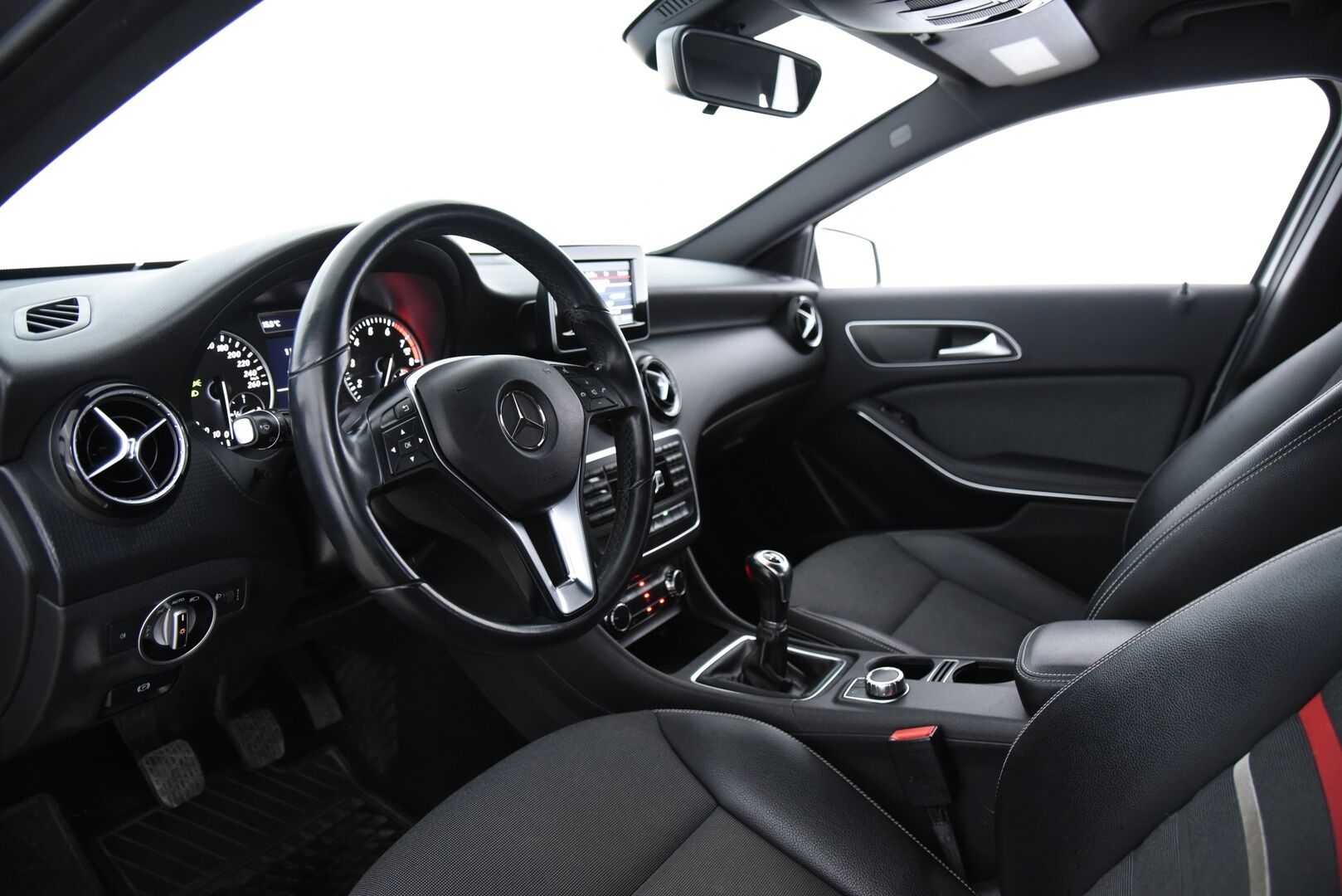 Mercedes-Benz A 2013 180 BE / Metalliväri / Puolinahkasisusta / Bluetooth / Lohkolämmitin