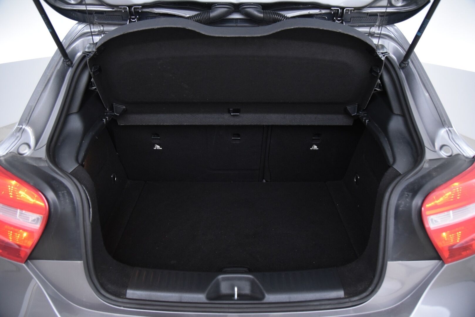 Mercedes-Benz A 2013 180 BE / Metalliväri / Puolinahkasisusta / Bluetooth / Lohkolämmitin