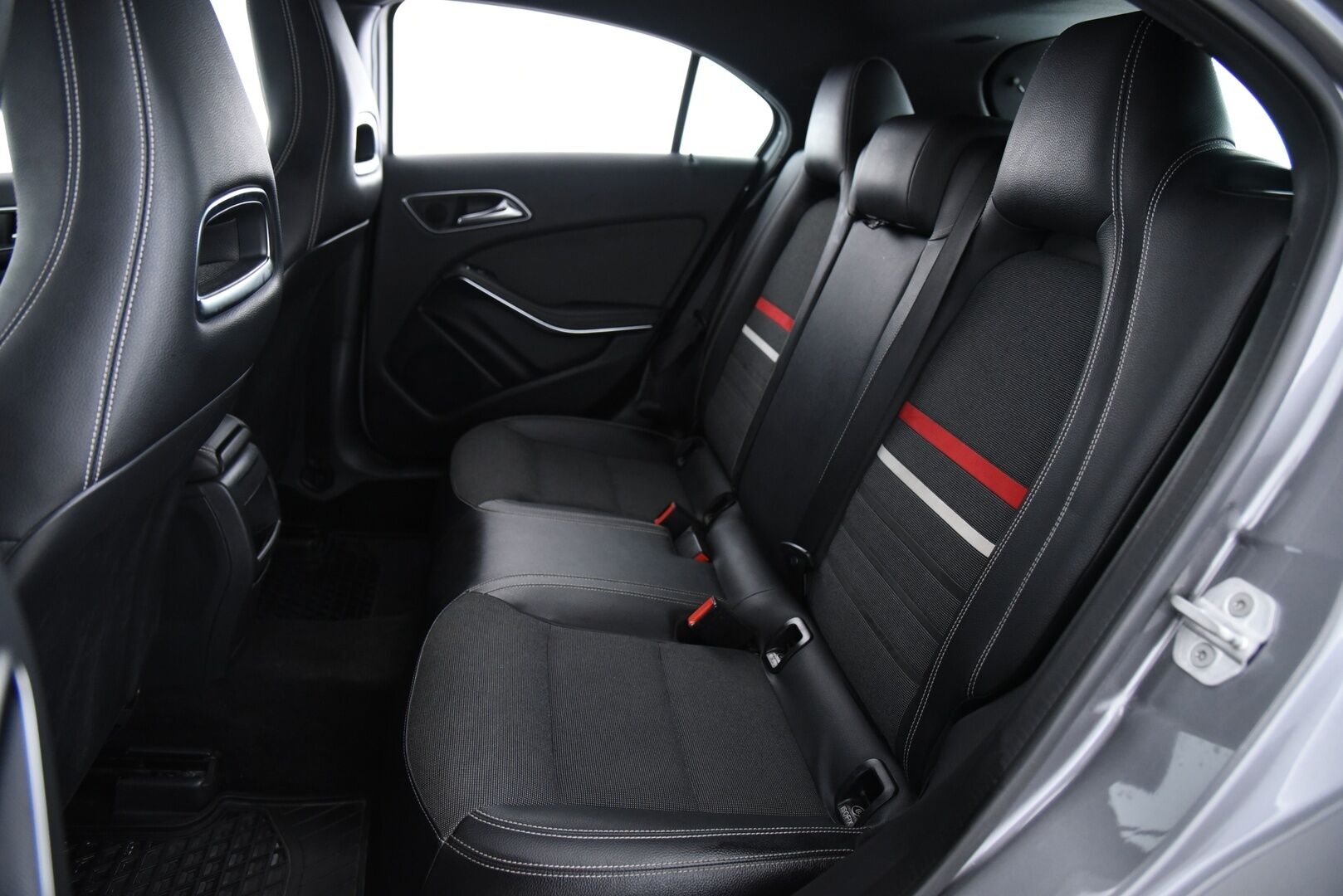 Mercedes-Benz A 2013 180 BE / Metalliväri / Puolinahkasisusta / Bluetooth / Lohkolämmitin