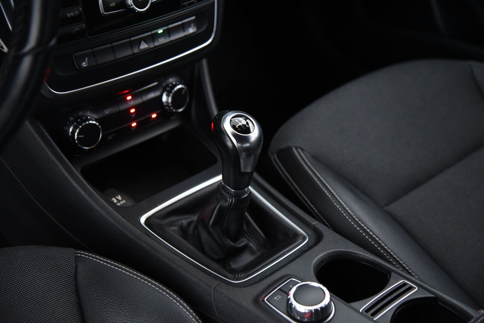 Mercedes-Benz A 2013 180 BE / Metalliväri / Puolinahkasisusta / Bluetooth / Lohkolämmitin