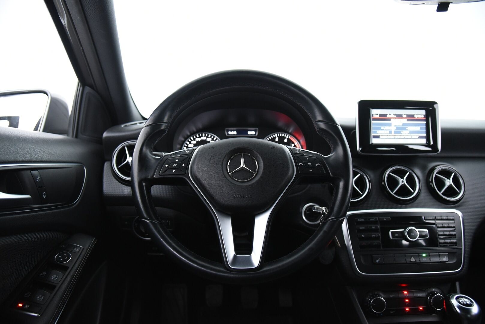 Mercedes-Benz A 2013 180 BE / Metalliväri / Puolinahkasisusta / Bluetooth / Lohkolämmitin