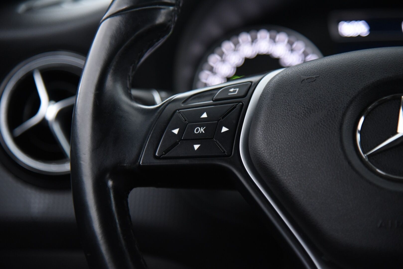 Mercedes-Benz A 2013 180 BE / Metalliväri / Puolinahkasisusta / Bluetooth / Lohkolämmitin