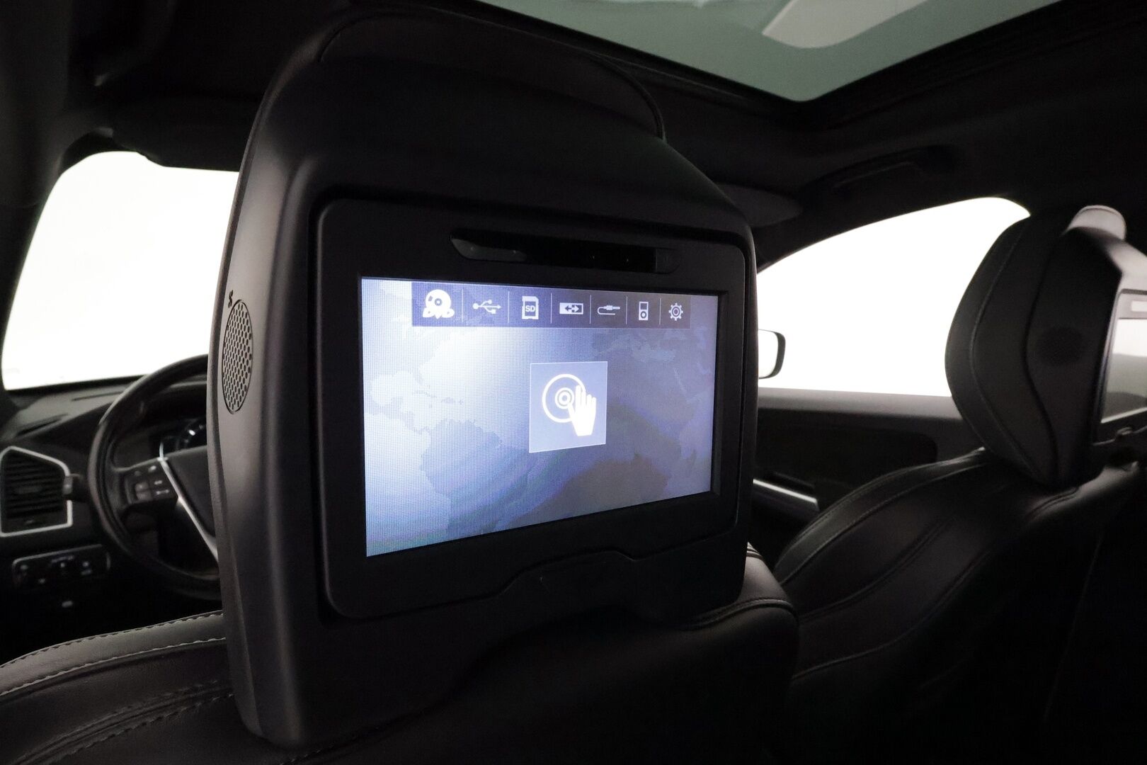 Volvo XC60 2017 D4 AWD Classic R-Design **Huippuvarusteet! / Panorama / ACC / Webasto / Koukku / P.kamera / Muistipenkki / DVD-soitin** - 2-om. Suomi-auto / High Performance Audio / Navi / BLIS / Keyless / VOC / Kahdet renkaat aluvanteilla