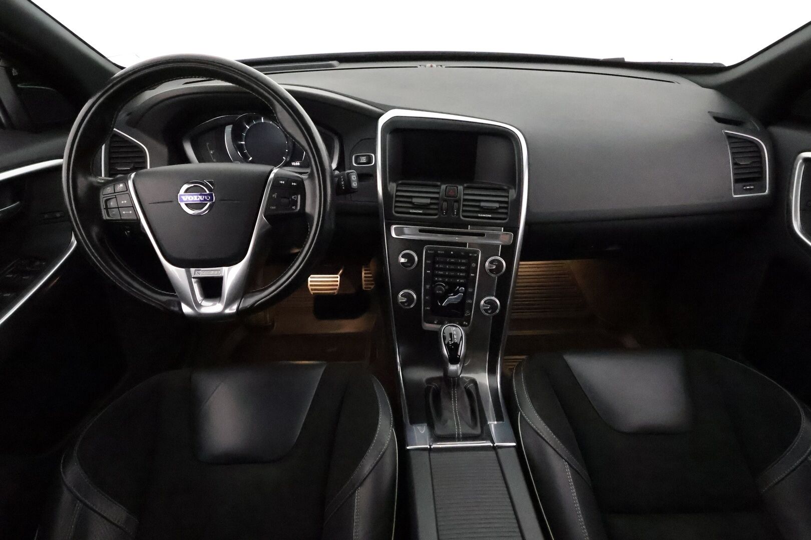 Volvo XC60 2017 D4 AWD Classic R-Design **Huippuvarusteet! / Panorama / ACC / Webasto / Koukku / P.kamera / Muistipenkki / DVD-soitin** - 2-om. Suomi-auto / High Performance Audio / Navi / BLIS / Keyless / VOC / Kahdet renkaat aluvanteilla