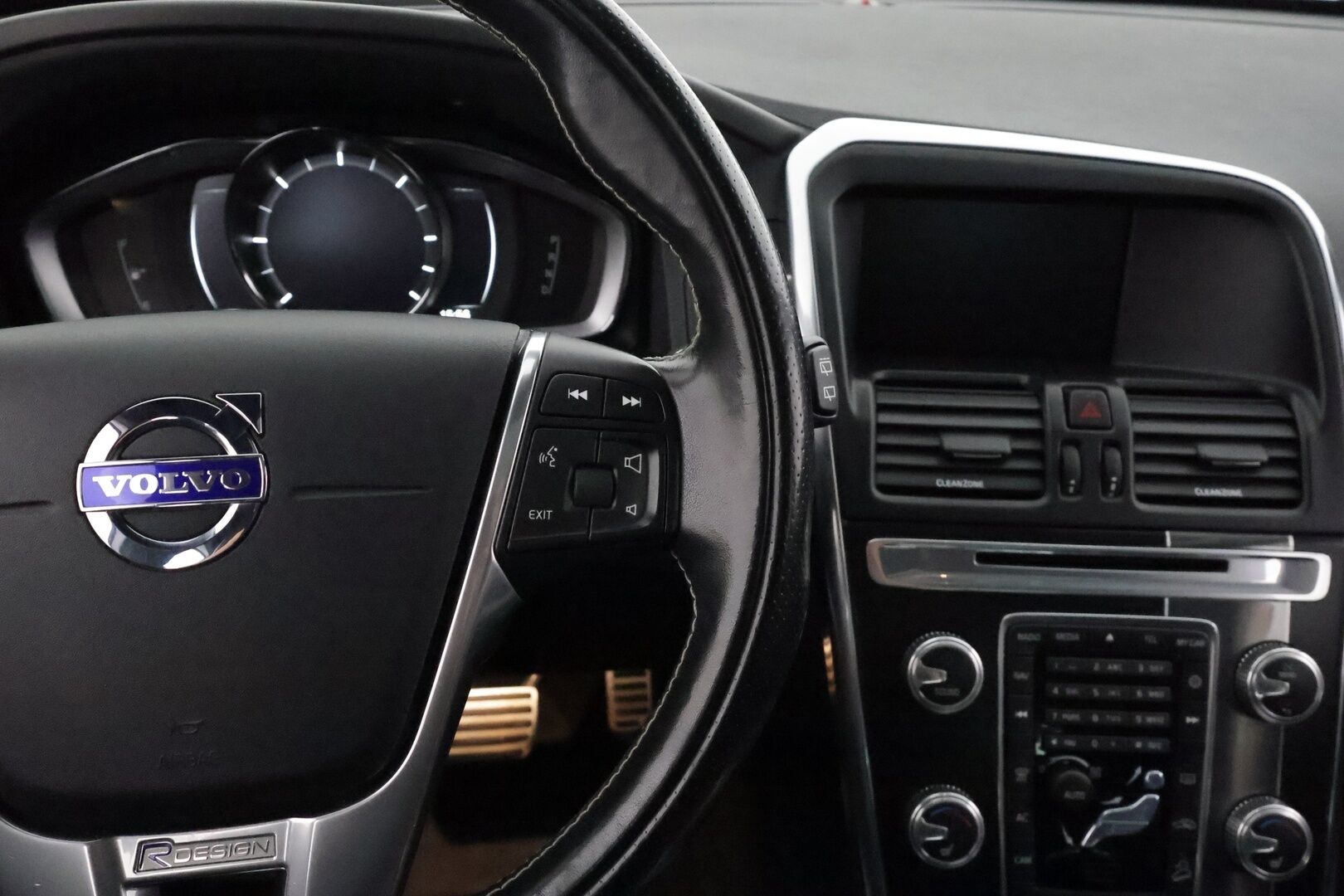 Volvo XC60 2017 D4 AWD Classic R-Design **Huippuvarusteet! / Panorama / ACC / Webasto / Koukku / P.kamera / Muistipenkki / DVD-soitin** - 2-om. Suomi-auto / High Performance Audio / Navi / BLIS / Keyless / VOC / Kahdet renkaat aluvanteilla