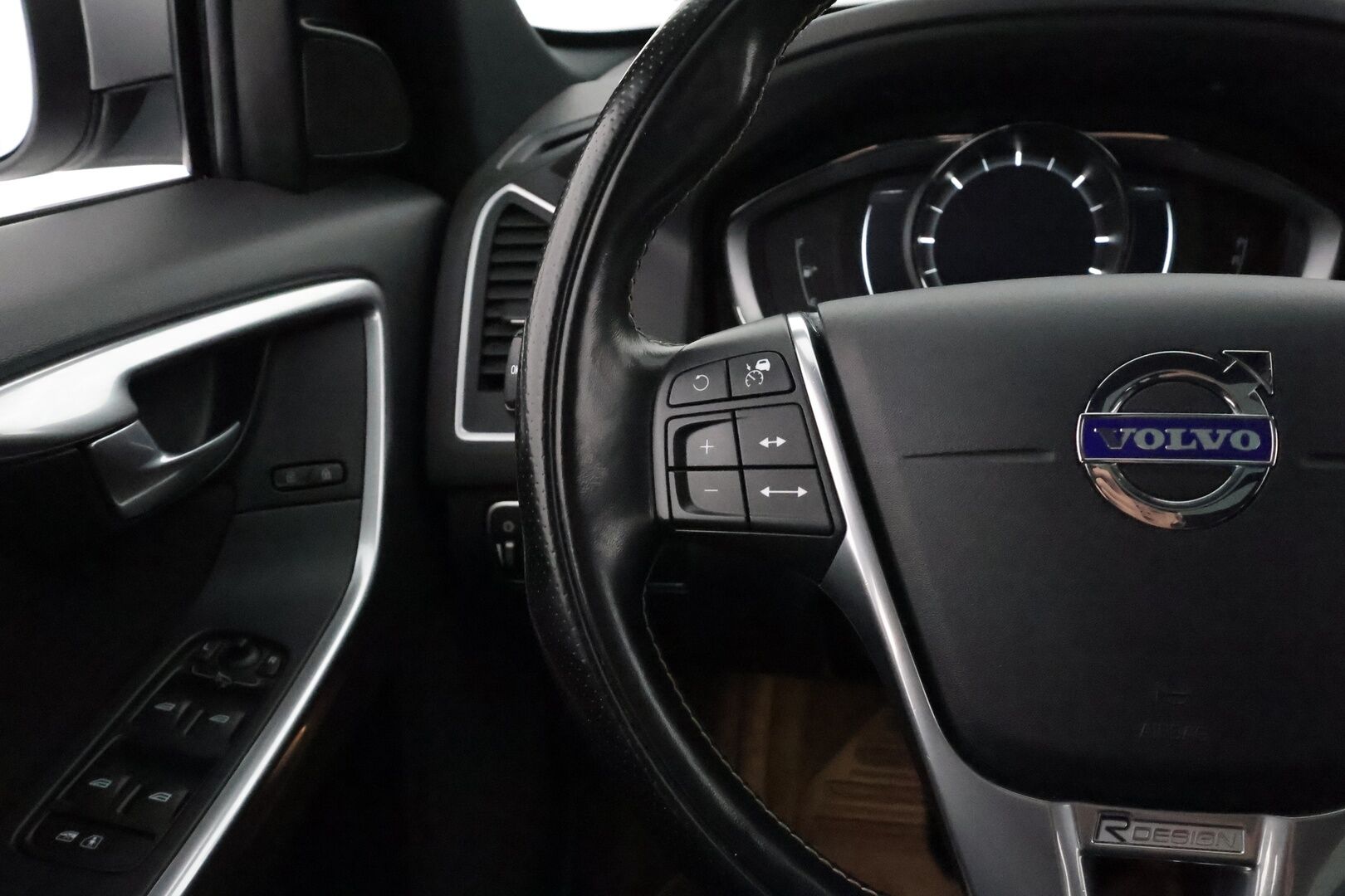 Volvo XC60 2017 D4 AWD Classic R-Design **Huippuvarusteet! / Panorama / ACC / Webasto / Koukku / P.kamera / Muistipenkki / DVD-soitin** - 2-om. Suomi-auto / High Performance Audio / Navi / BLIS / Keyless / VOC / Kahdet renkaat aluvanteilla
