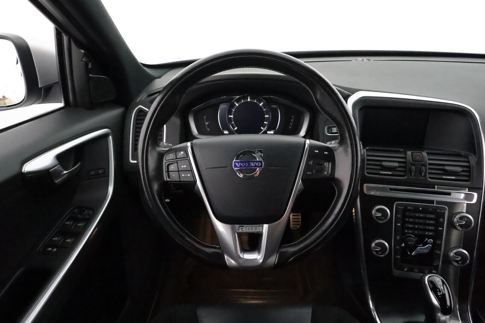Volvo XC60 2017 D4 AWD Classic R-Design **Huippuvarusteet! / Panorama / ACC / Webasto / Koukku / P.kamera / Muistipenkki / DVD-soitin** - 2-om. Suomi-auto / High Performance Audio / Navi / BLIS / Keyless / VOC / Kahdet renkaat aluvanteilla