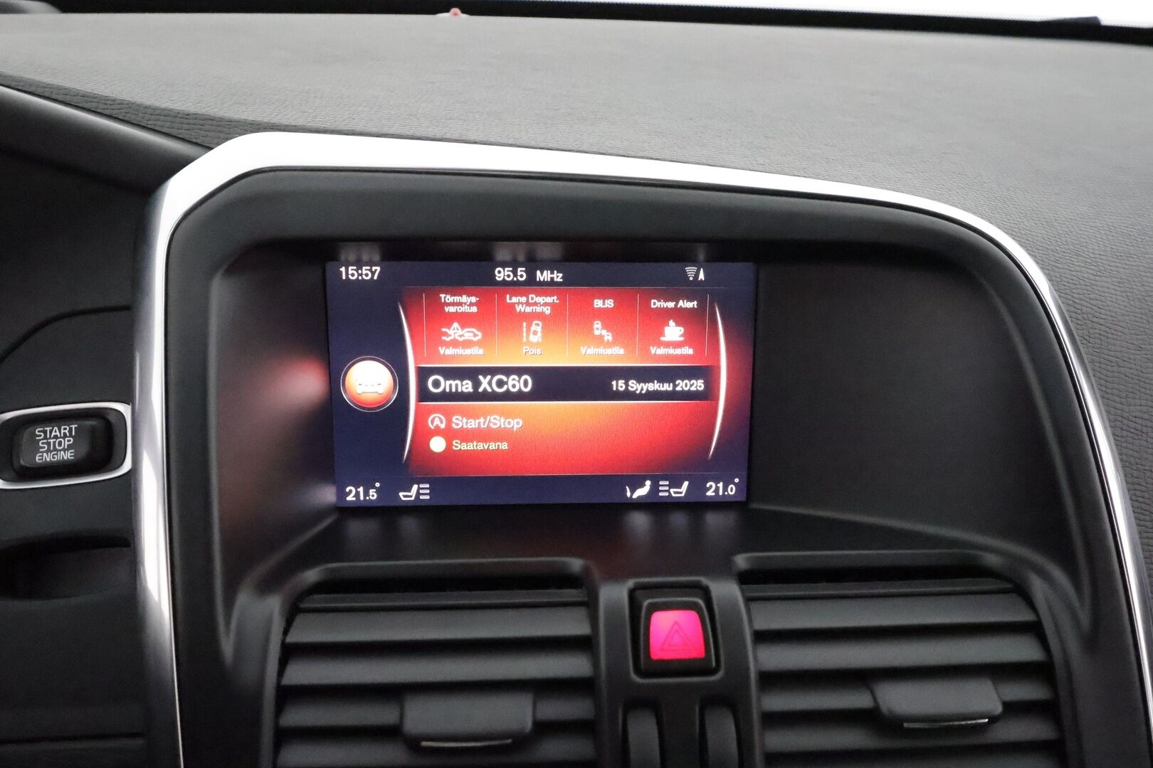 Volvo XC60 2017 D4 AWD Classic R-Design **Huippuvarusteet! / Panorama / ACC / Webasto / Koukku / P.kamera / Muistipenkki / DVD-soitin** - 2-om. Suomi-auto / High Performance Audio / Navi / BLIS / Keyless / VOC / Kahdet renkaat aluvanteilla