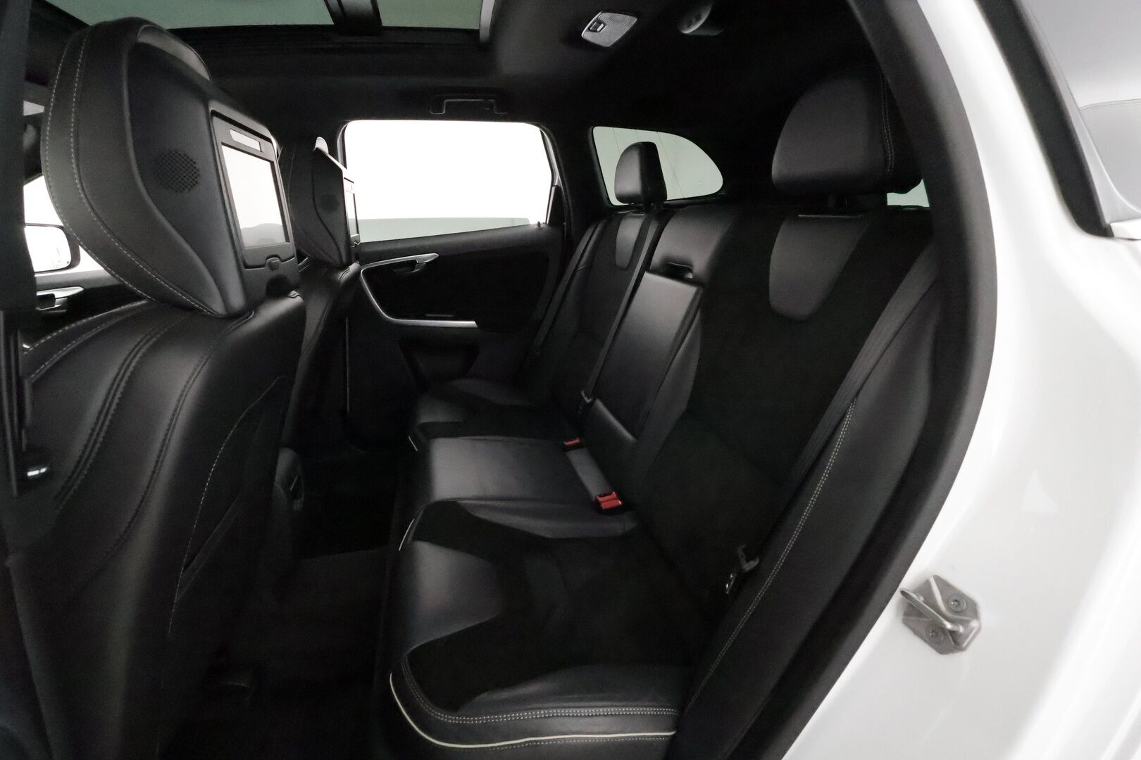 Volvo XC60 2017 D4 AWD Classic R-Design **Huippuvarusteet! / Panorama / ACC / Webasto / Koukku / P.kamera / Muistipenkki / DVD-soitin** - 2-om. Suomi-auto / High Performance Audio / Navi / BLIS / Keyless / VOC / Kahdet renkaat aluvanteilla