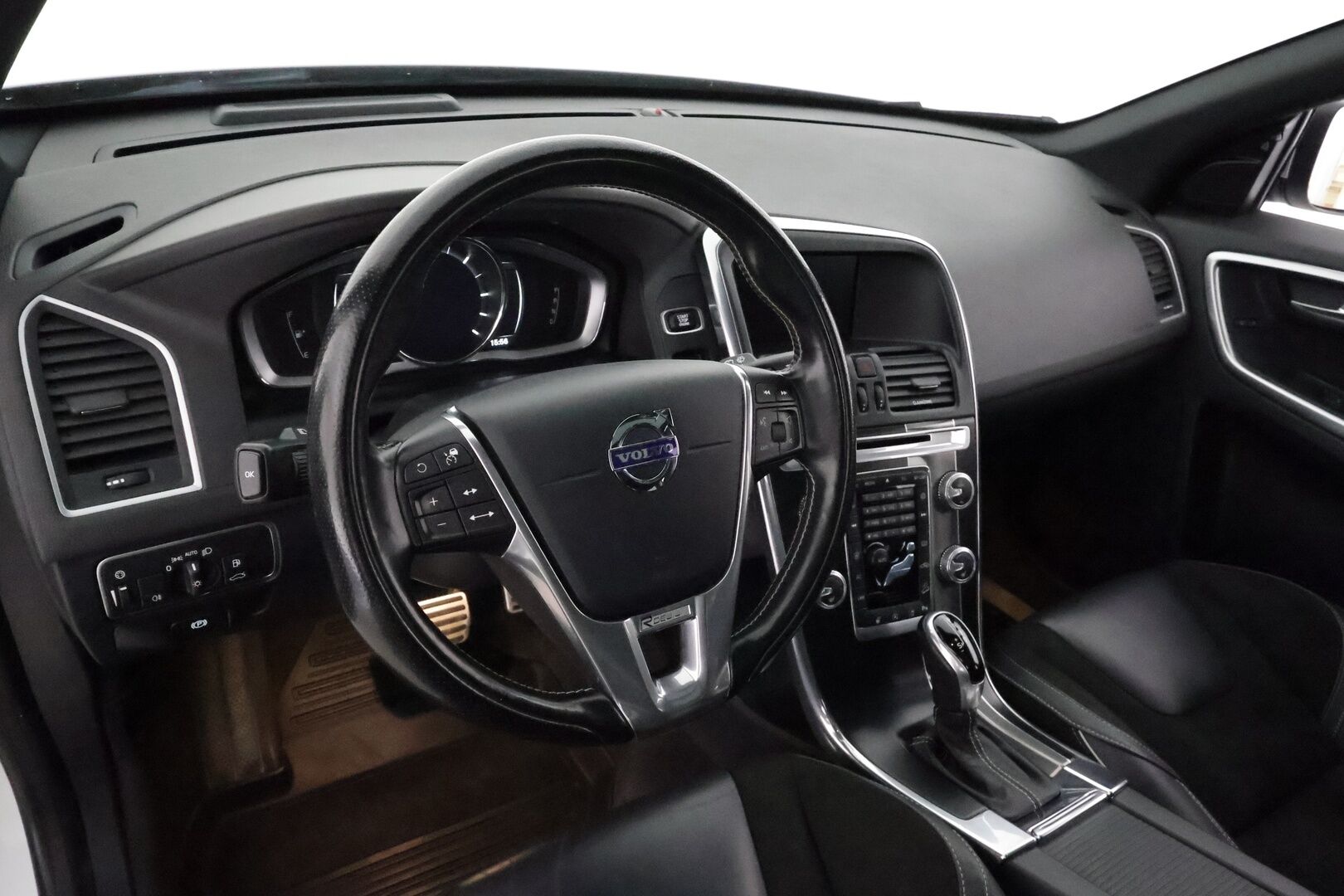 Volvo XC60 2017 D4 AWD Classic R-Design **Huippuvarusteet! / Panorama / ACC / Webasto / Koukku / P.kamera / Muistipenkki / DVD-soitin** - 2-om. Suomi-auto / High Performance Audio / Navi / BLIS / Keyless / VOC / Kahdet renkaat aluvanteilla