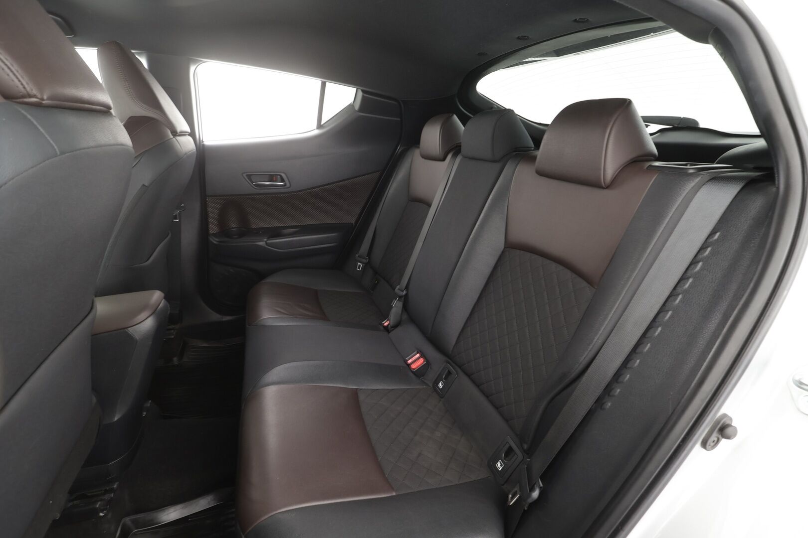 Toyota C-HR 2017 1,8 Hybrid Premium - | Koukku | JBL | ACC | LED | P.kamera | Navi | Kaistavahti | Katveavustin | Keyless | Kahdet renkaat | Merkkihuollot | Suomi-auto |