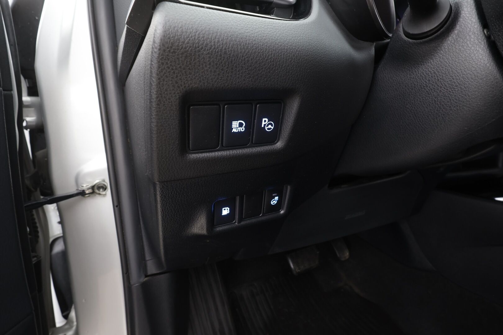 Toyota C-HR 2017 1,8 Hybrid Premium - | Koukku | JBL | ACC | LED | P.kamera | Navi | Kaistavahti | Katveavustin | Keyless | Kahdet renkaat | Merkkihuollot | Suomi-auto |