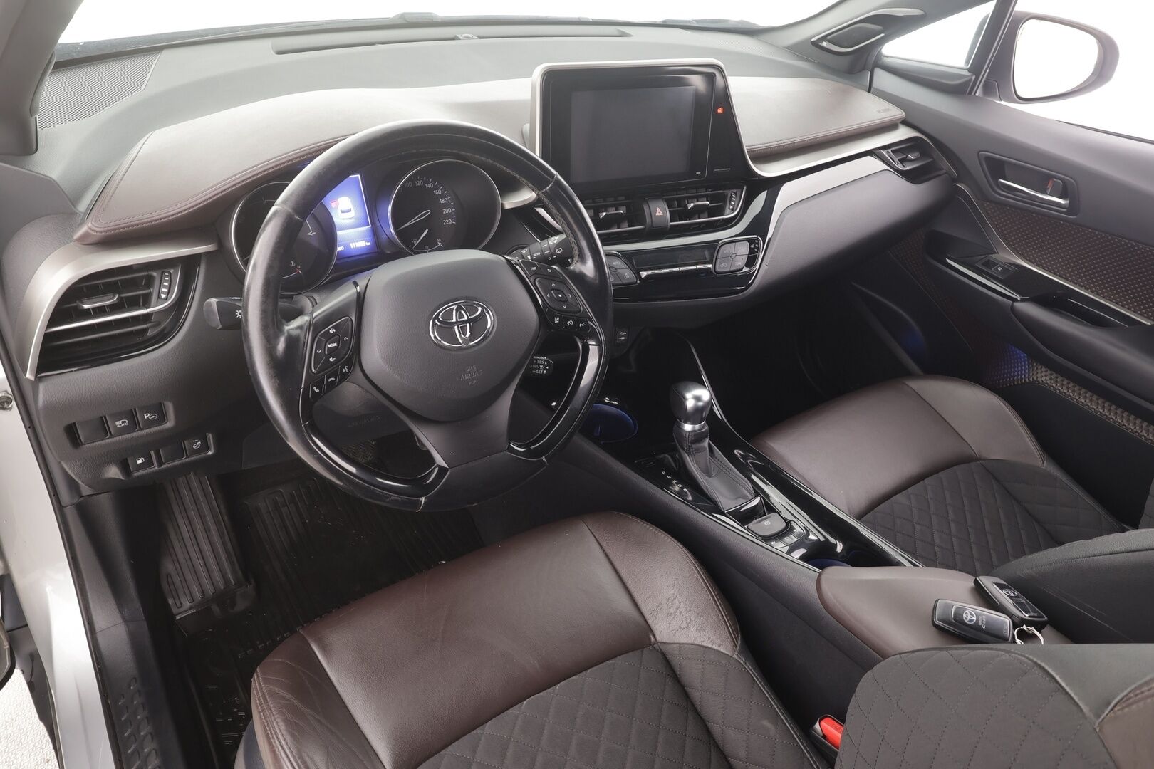 Toyota C-HR 2017 1,8 Hybrid Premium - | Koukku | JBL | ACC | LED | P.kamera | Navi | Kaistavahti | Katveavustin | Keyless | Kahdet renkaat | Merkkihuollot | Suomi-auto |