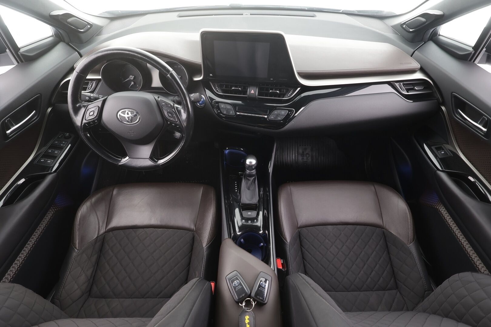 Toyota C-HR 2017 1,8 Hybrid Premium - | Koukku | JBL | ACC | LED | P.kamera | Navi | Kaistavahti | Katveavustin | Keyless | Kahdet renkaat | Merkkihuollot | Suomi-auto |