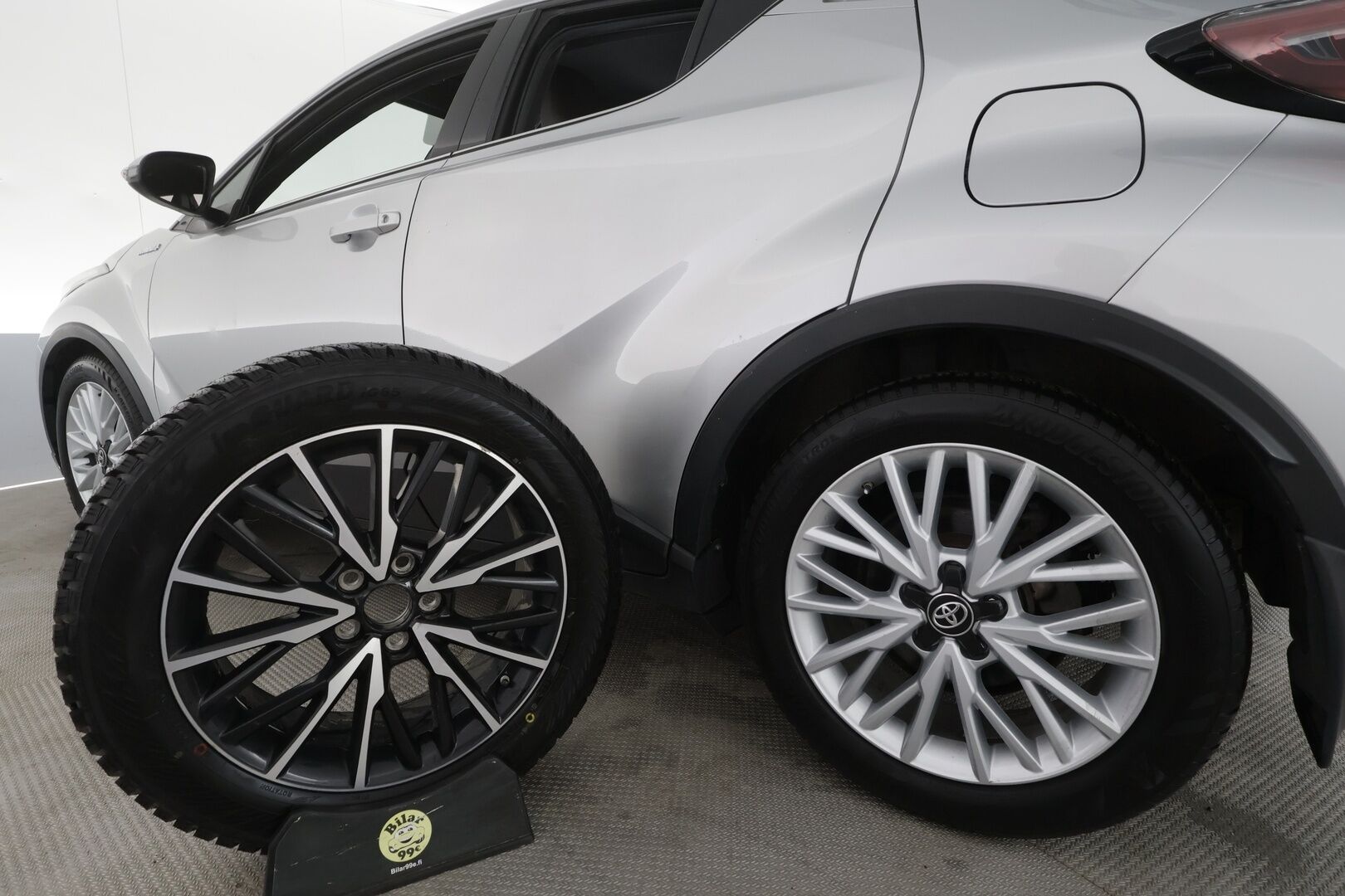 Toyota C-HR 2017 1,8 Hybrid Premium - | Koukku | JBL | ACC | LED | P.kamera | Navi | Kaistavahti | Katveavustin | Keyless | Kahdet renkaat | Merkkihuollot | Suomi-auto |