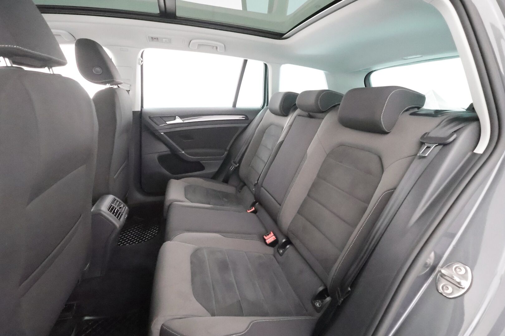 Volkswagen Golf 2018 Variant Highline 1,4 TSI 110 kW (150 hv) DSG-automaatti * Webasto / ACC / Hieronta / Vetokoukku / Panoraama / Peruutuskamera - Suomiauto / Facelift / Supervarusteet!